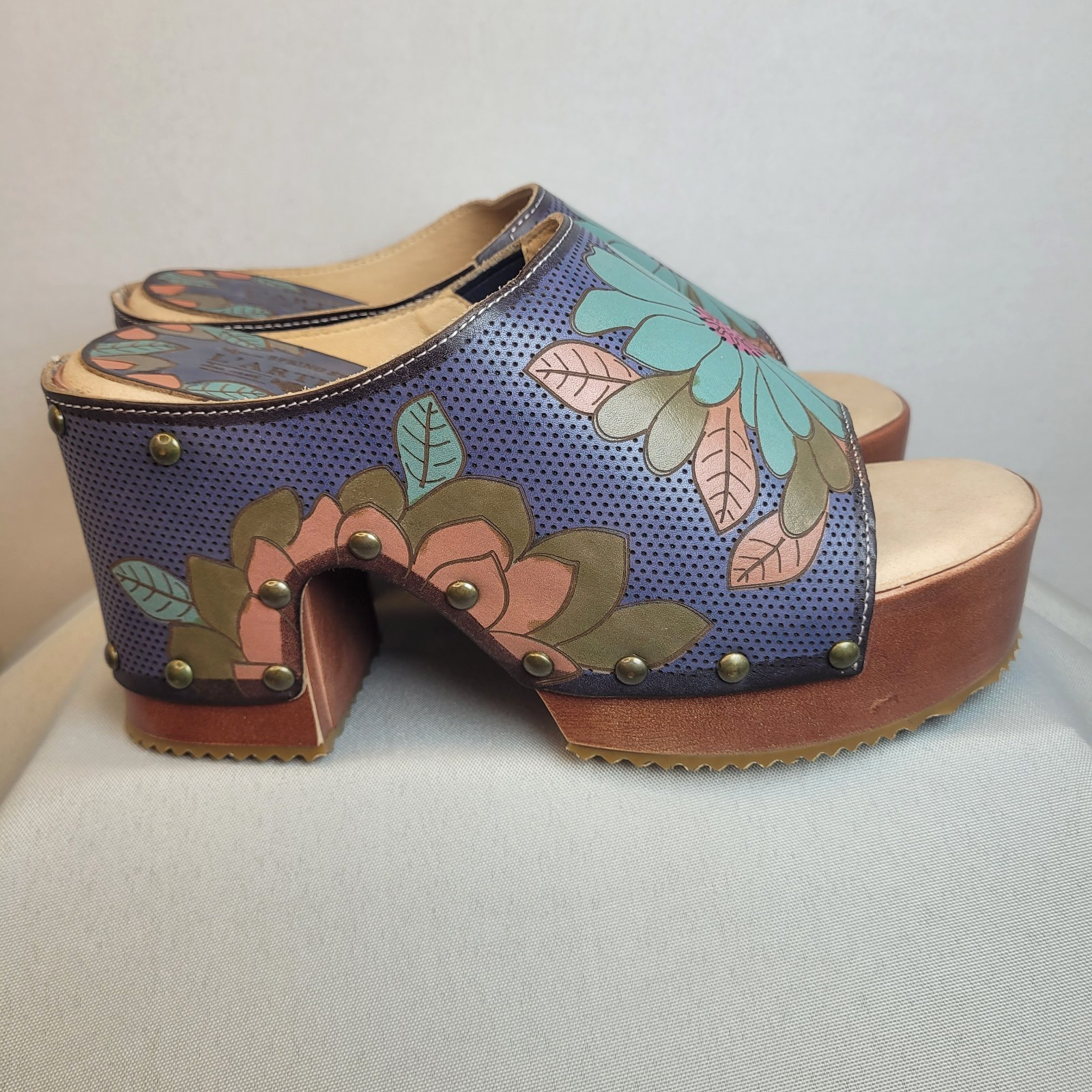 L’Artiste by Spring Step Teeshirt 6.5/7 Platform Leather Sandals Floral Laser