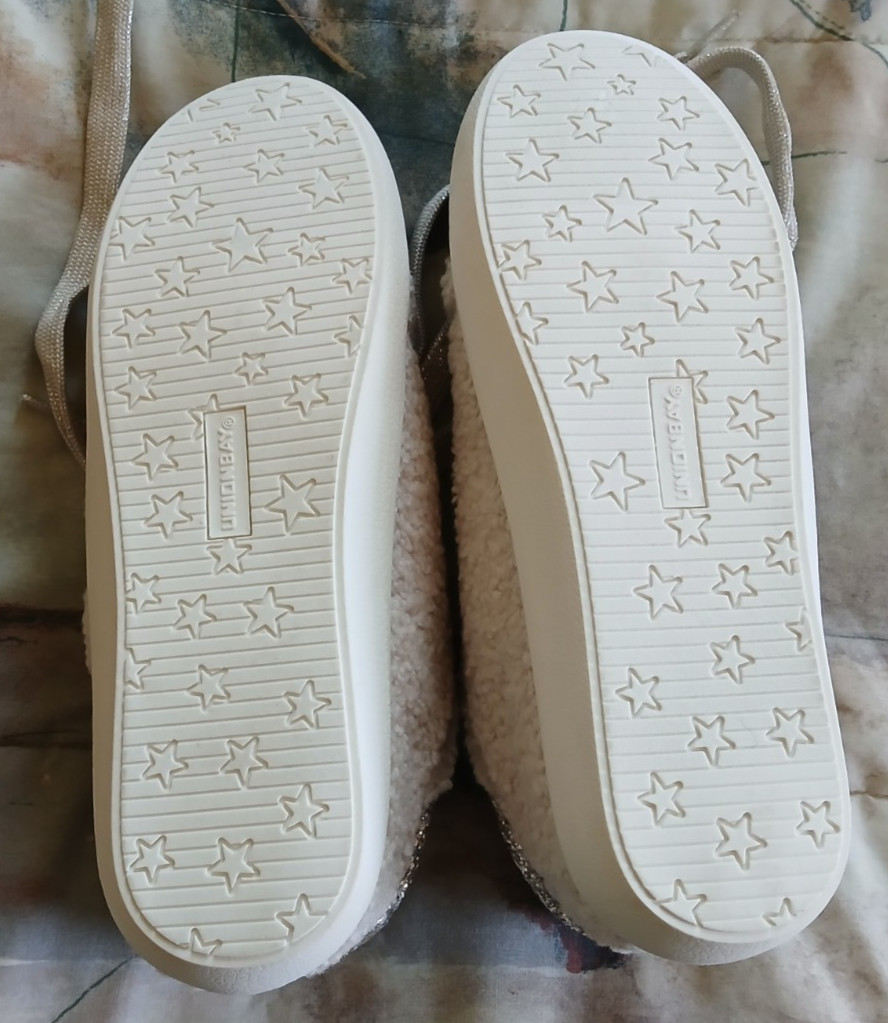 LADIES TENNIS SHOES BY UNION BAY FAUX FLEECE, SIZE 10M (NEW). STAR ON OUTSIDES.
