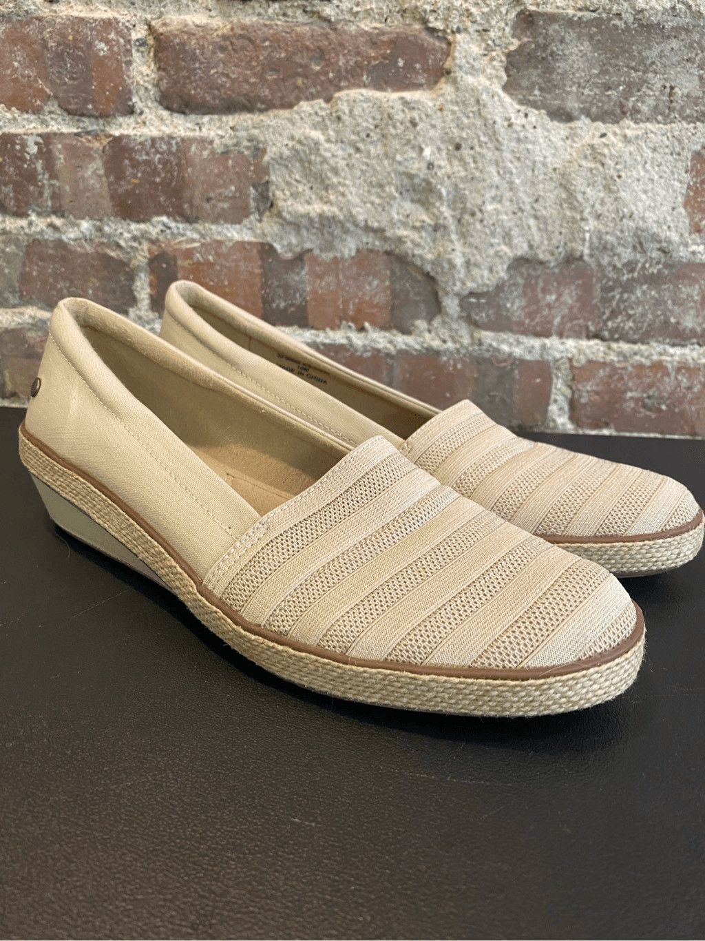 Grasshoppers Cream Semi-Casual Mesh Round Toe 1” Wedge Shoe Women’s 10M