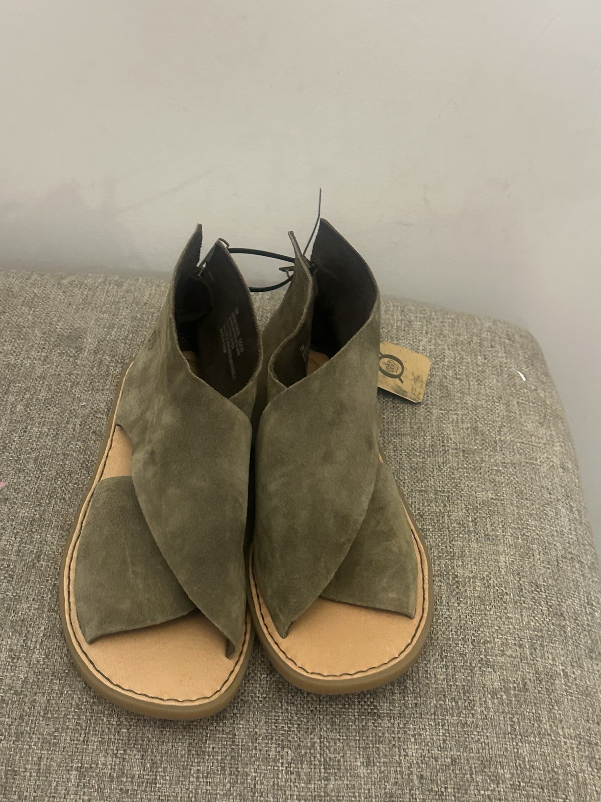 Børn Iwa In the color Army Green Suede Zip Back Sandals Size 7