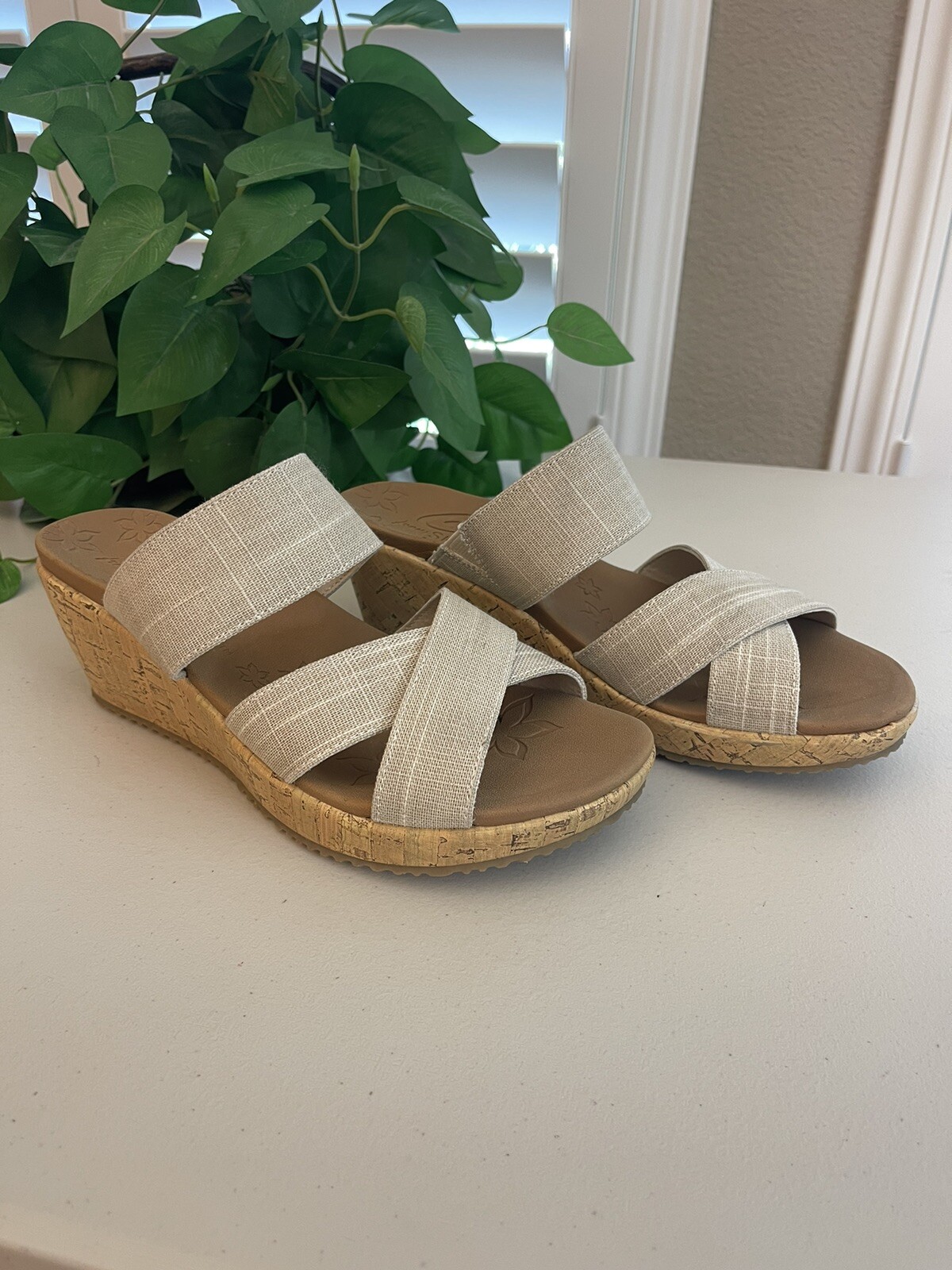 Cali from Skechers Luxe Foam Women’s Size 8 Sandal