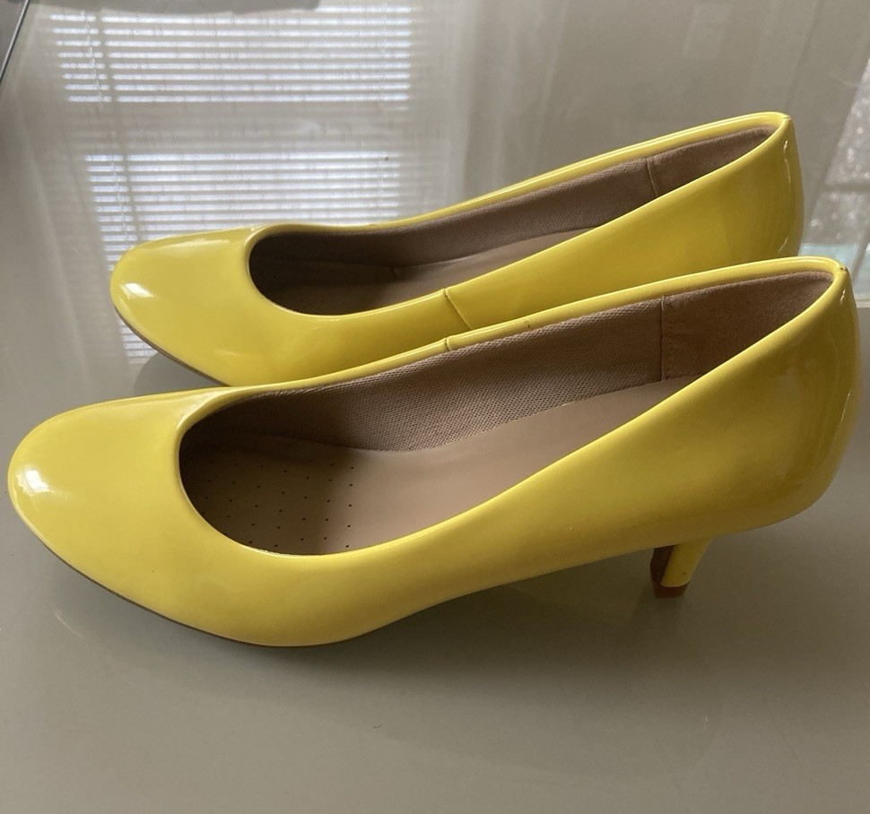Women’s Yellow Faux Leather Round Toe Pump Heels Solid 7.5 New w/ Defects