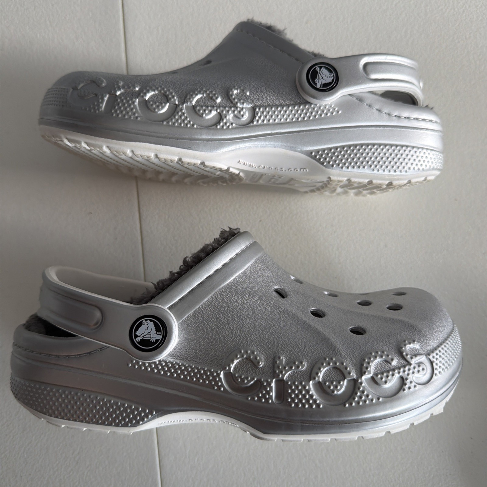 Crocs Women’s Size 6.0 Baya Classic Clog Faux Fur Lined Silver Slip On