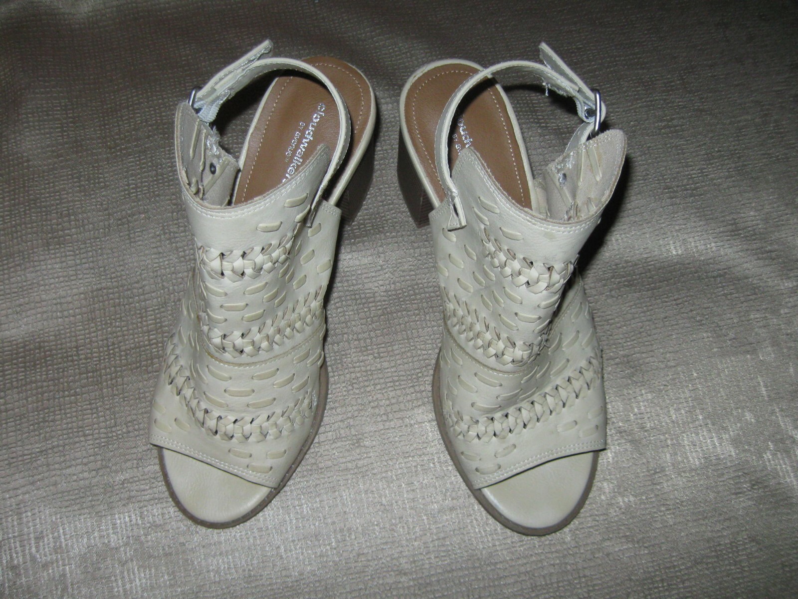 Cloudwalkers Alba Sandals In Bone. Sz 9W. 3.25in block heel. Absolutely Gorgeous