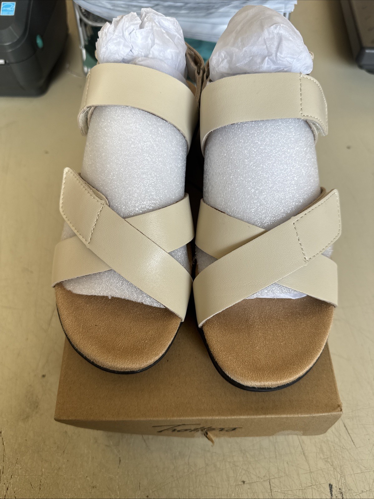PICK SIZE / COLOR – Trotters T2417 Women River Leather Strap Strap Sandals Shoes