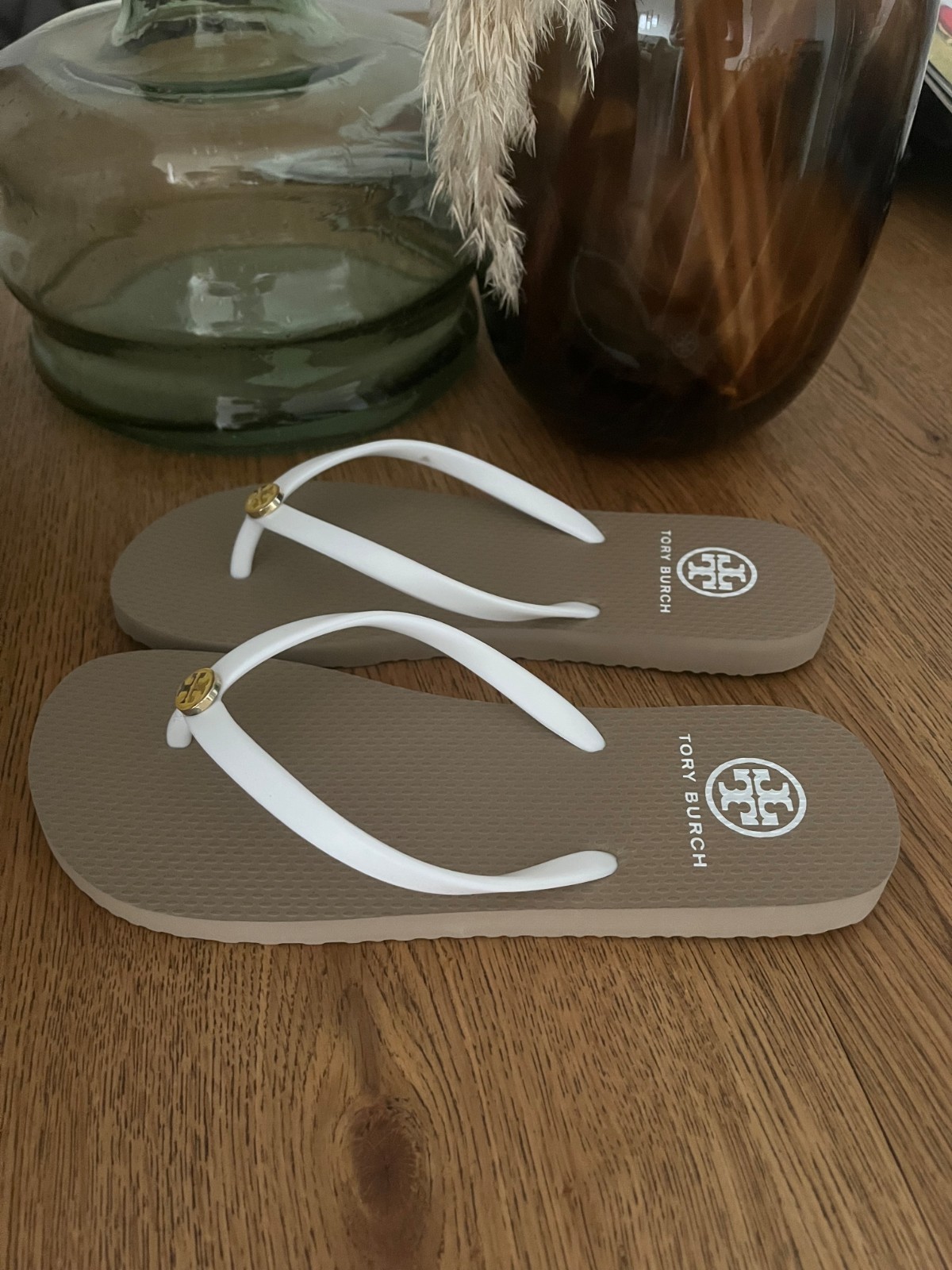 TORY BURCH Flip Flops 9 US Tan White Classic Summer Beach Rubber Sandals