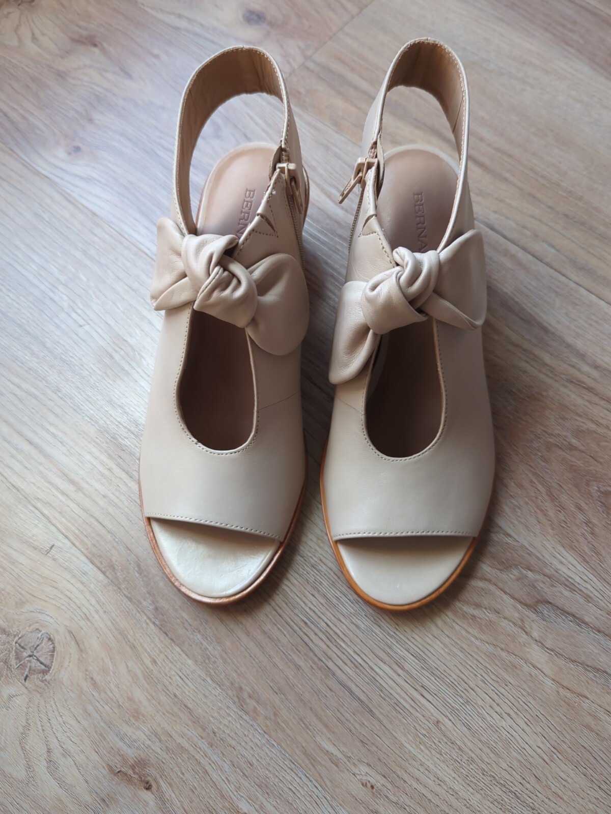 Bernardo Luna Lizzie Peep Toe Bow Sandal Womens 8 Pale Tan Beige Nude