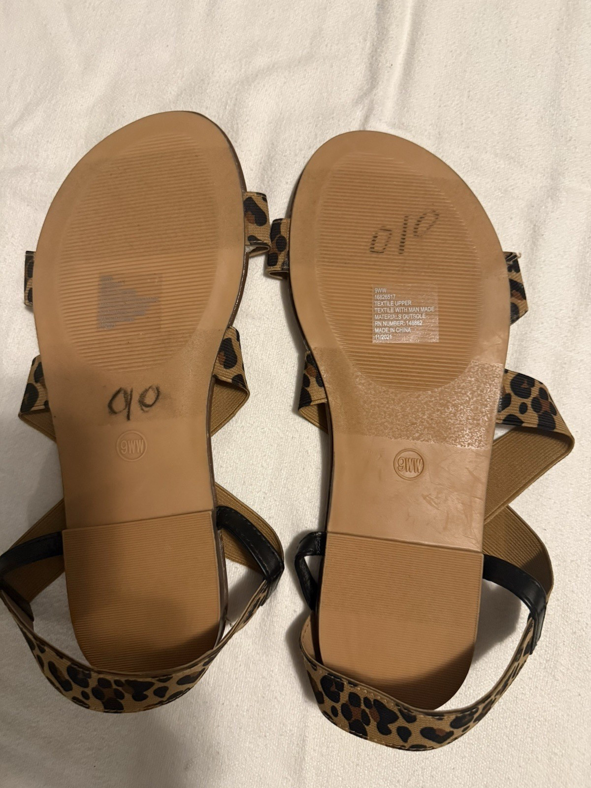 Torrid Stretch Band Sandals 9WW Brown Black Fabric Cloth Leopard Black Flat