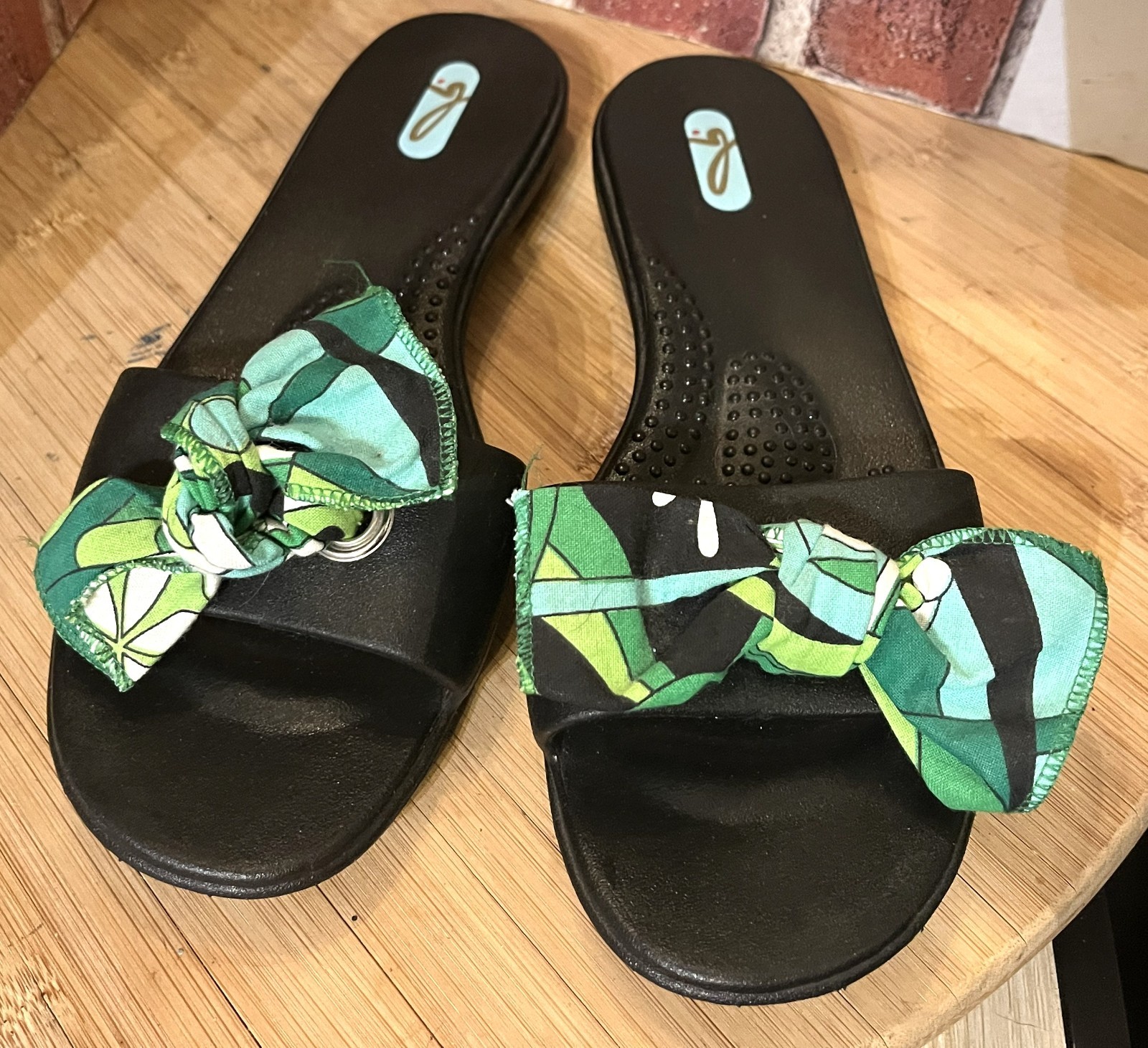 OKA-B MADISON BLACK RUBBER FLAT SLIDES WITH GREEN RIBBON BOW ACCENT MEDIUM (7-8)
