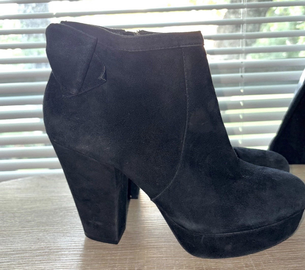 Gianni Bini Women’s Black Suede Platform Ankle Bootie Round Toe Zip Bow, 8.5M