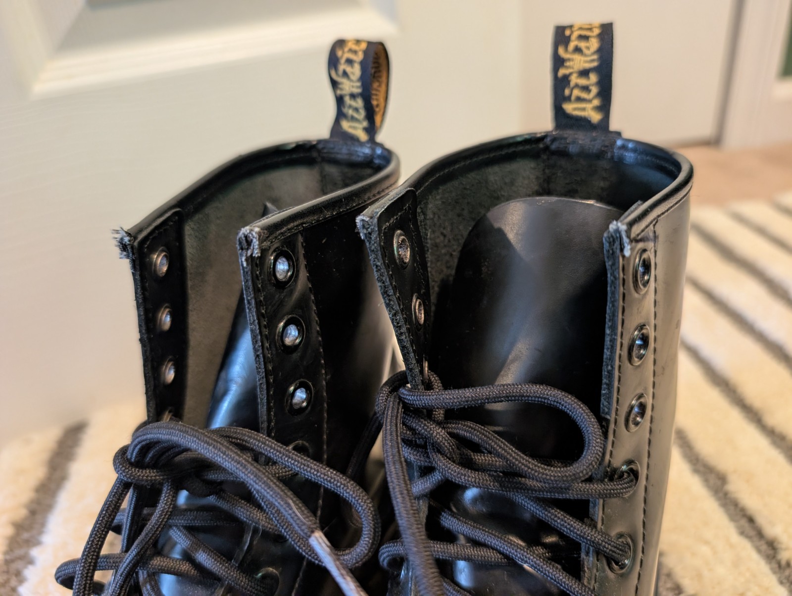 Dr. Martens 1460 Women’s Original Smooth Leather Lace Up Boots – Black, W8
