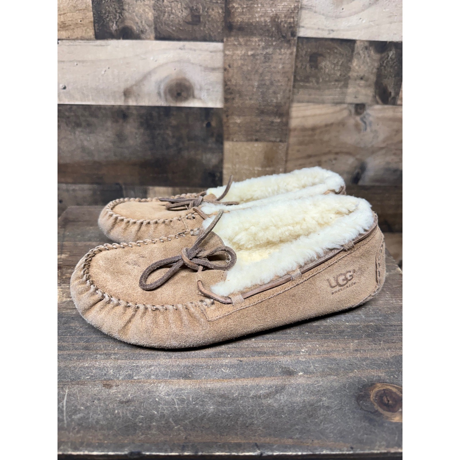UGG Australia Dakota Chestnut Suede Sheepskin Lined Moccasin Slippers Womens