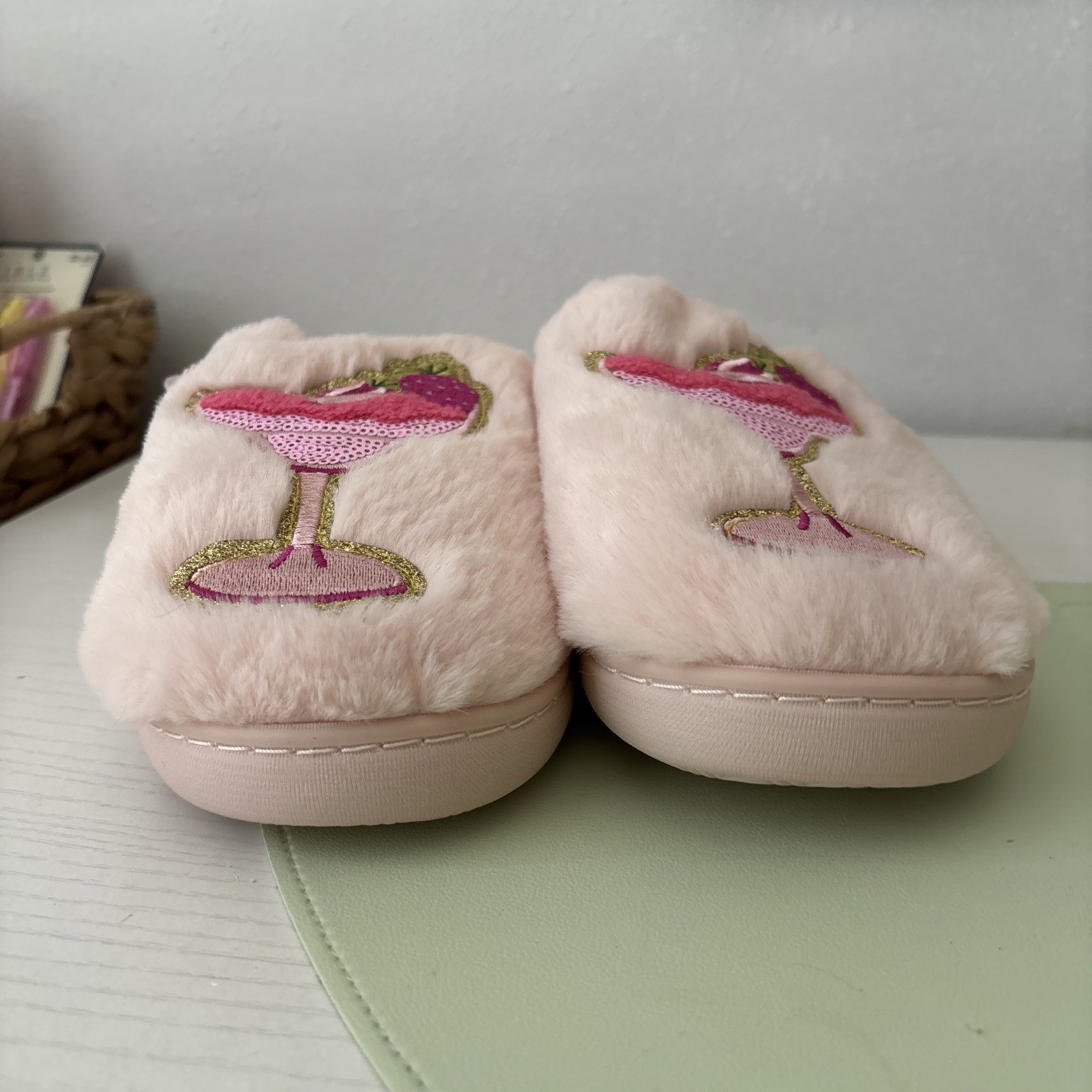 Kensie Faux Fur Pastel Pink Women’s Slippers Size (6/7)