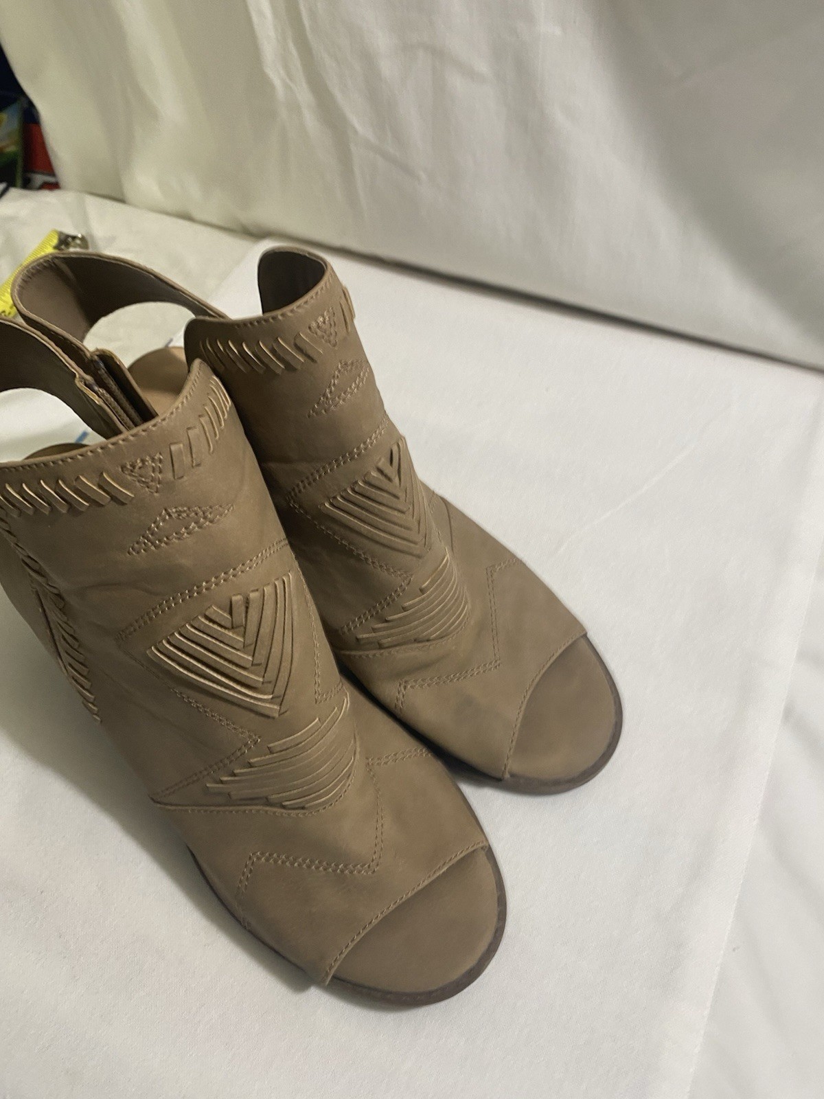 David Aaron Womens Peep Toe Bootie Heels Tan Western Size 9.5 Block Heel