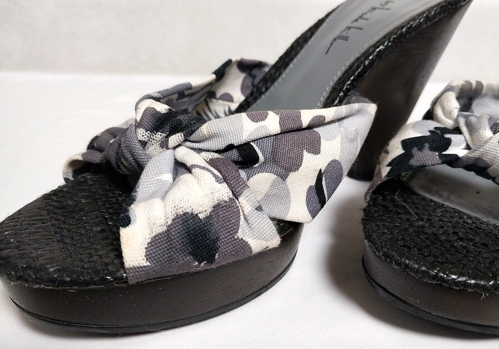 N. BY NICOLE MILLER PLATFORM HEEL BLACK GRAY WHITE FLORAL 4.25″ HEEL SIZE 7.5M
