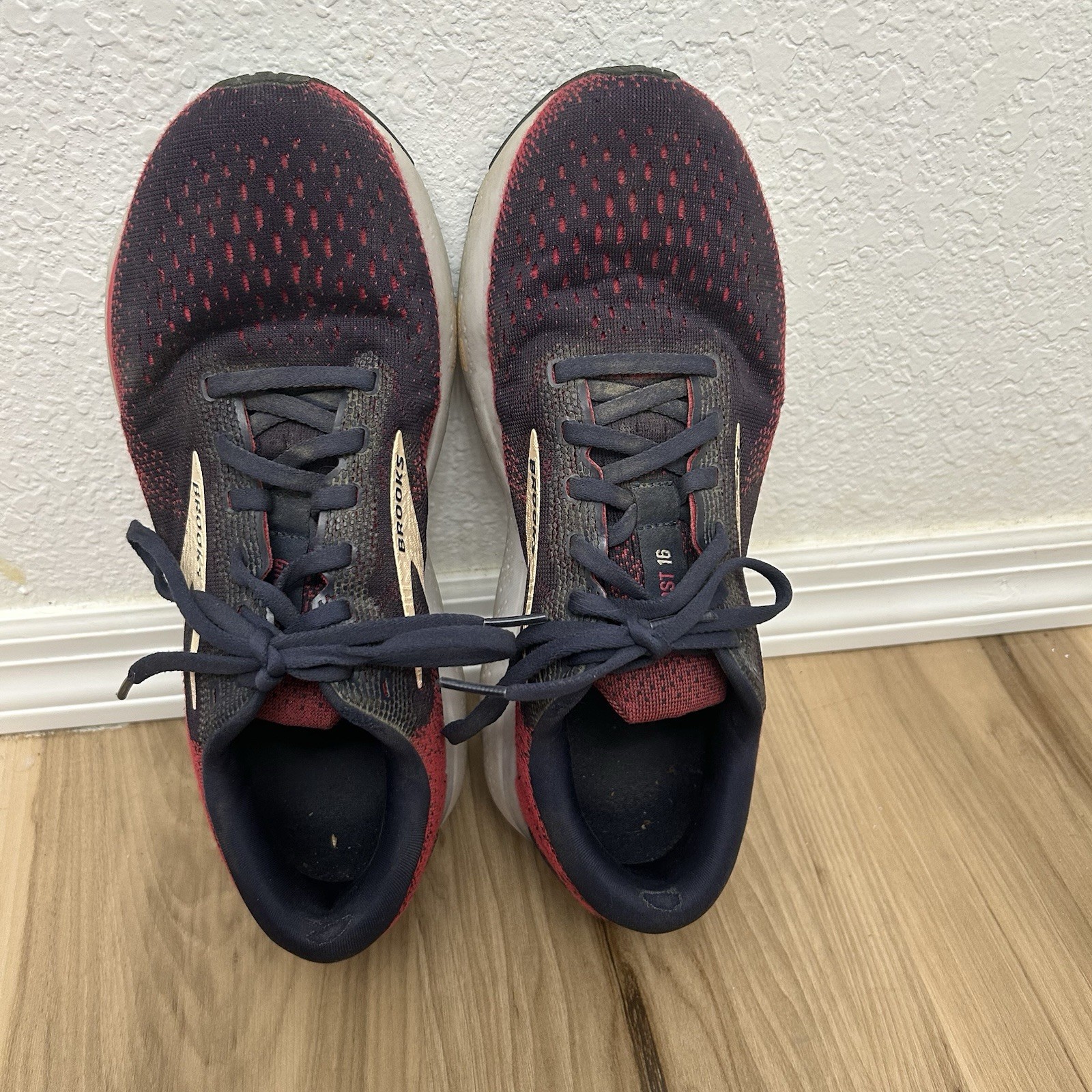 Brooks Women’s Ghost 16 running shoes Peacoat/Raspberry/Apricot color Size 9