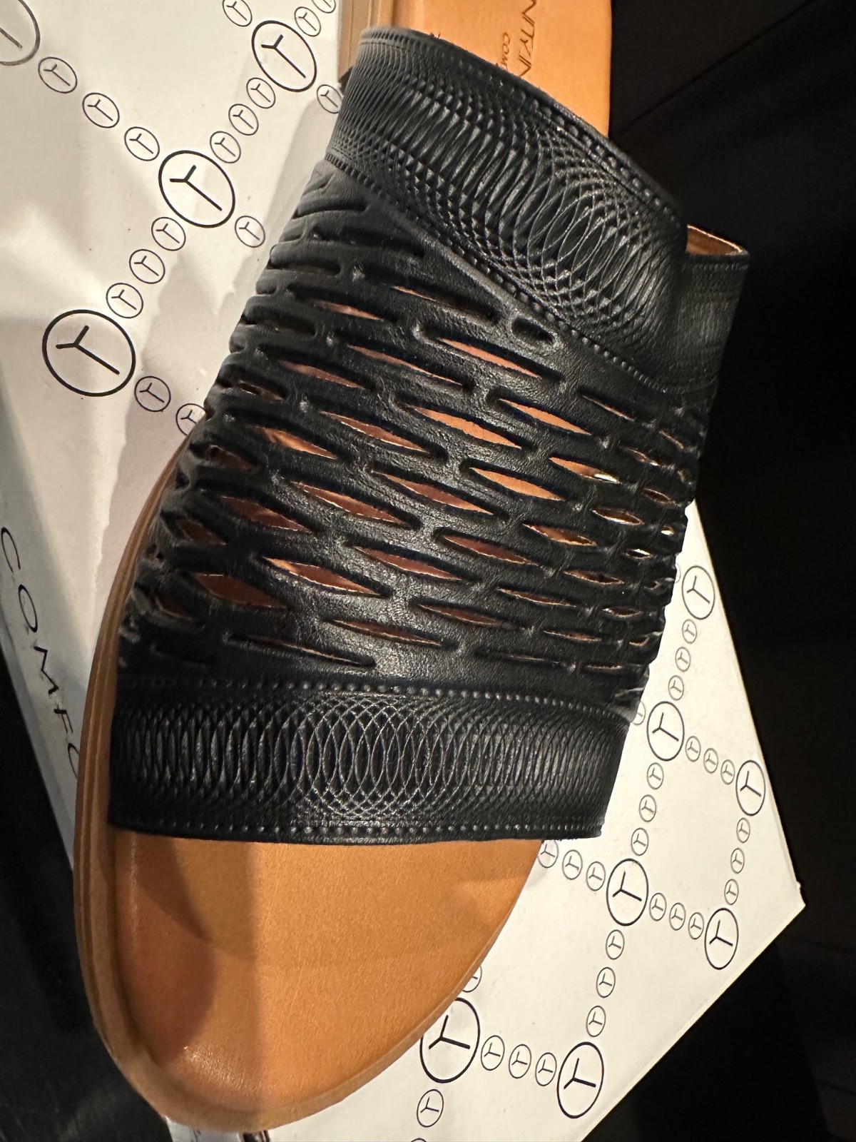 UNITY IN DIVERSITY Brand new, comfy and classy black Rio Slide Women’s sz 9