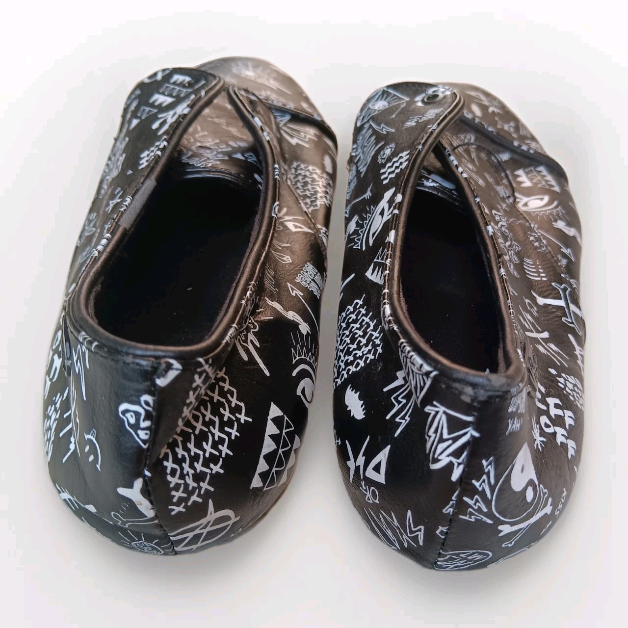 NWOT Volcom Graphic Print Low-Top Sneakers Women Sz 8 Skate Graffiti Fun 🖤🤍🖤
