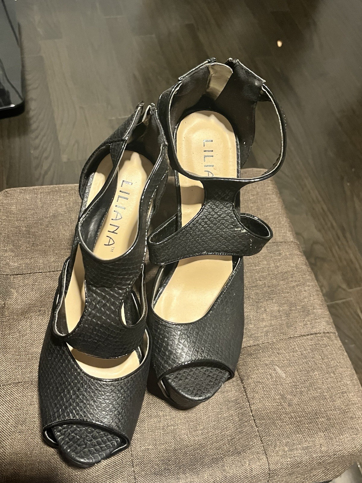 LILIANA Women’s Size 9 Black Patent Leather Strappy Open Toe Zip Heels