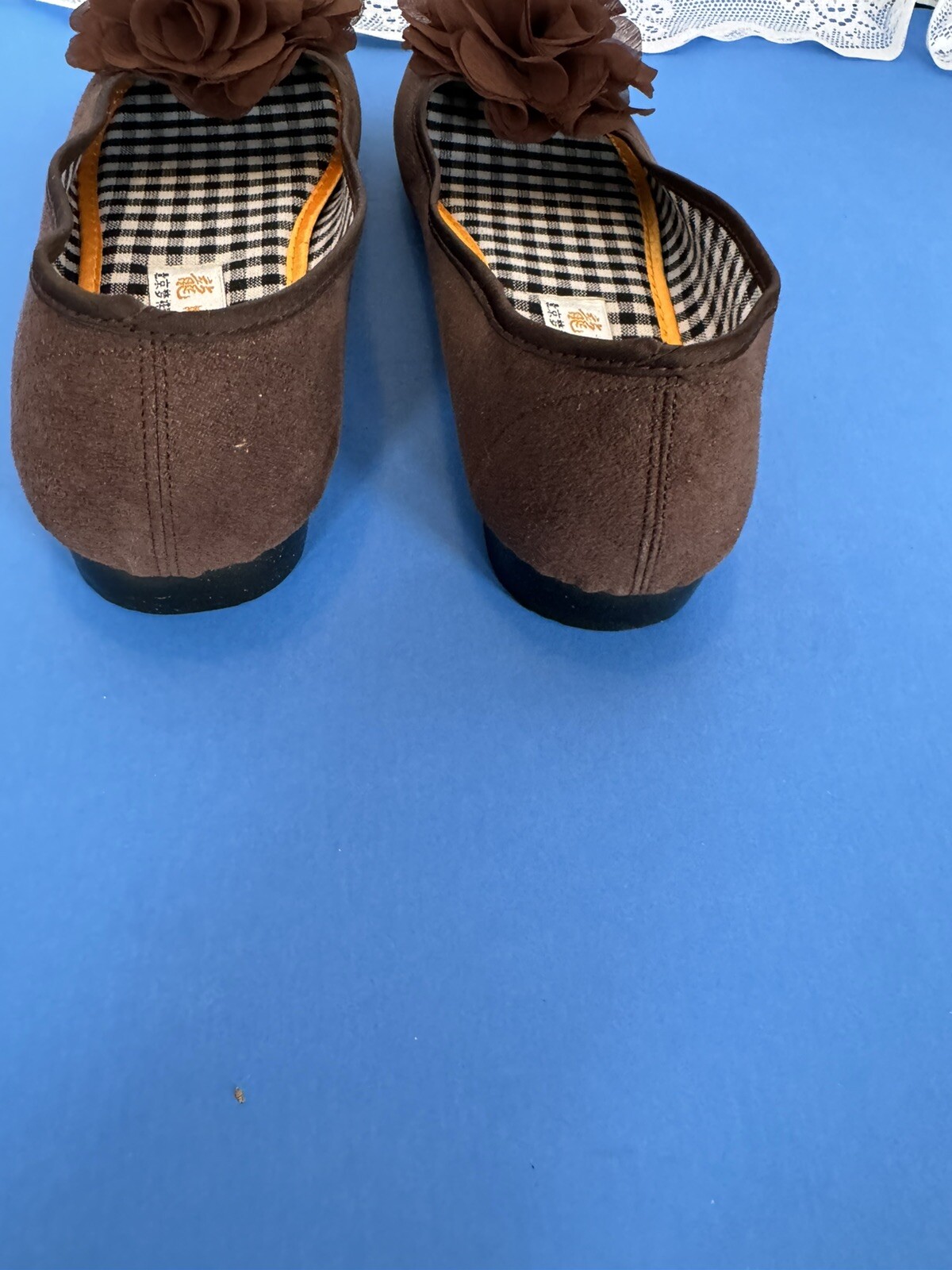 XIUXIAN WOMEN’S BEAUTIFUL SLIP ONS / SIZE 250 OR SIZE 9 M / SUPER CLEAN AND NEW