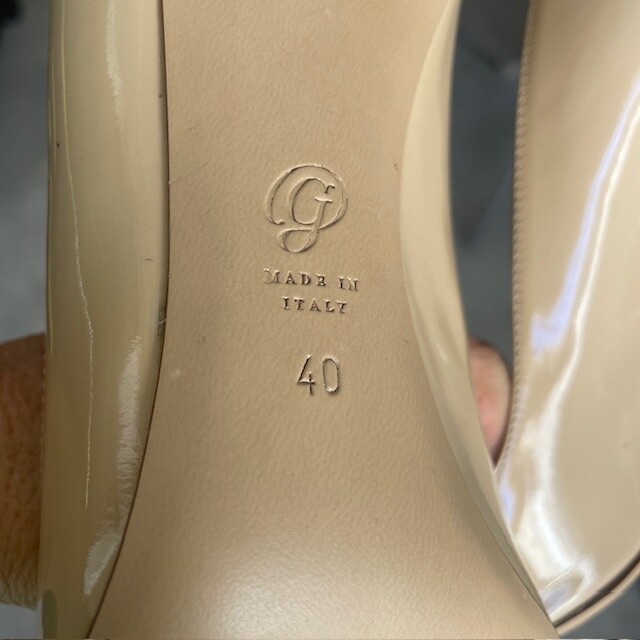 M. Gemi Patent Leather Nude Cream Pumps Heels Pointed Toe Sz 40 US 9 EUC