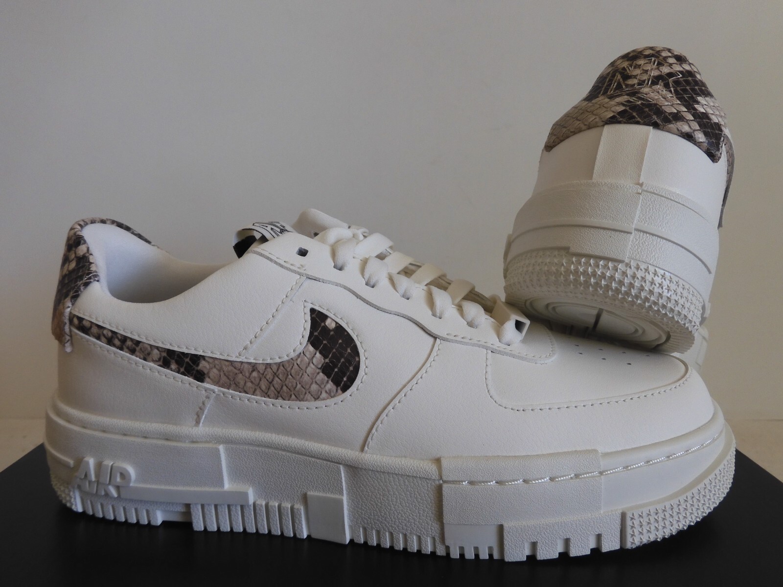 WMNS NIKE AIR FORCE 1 AF1 PIXEL «SNAKESKIN» SAIL-DESERT SAND SZ 7.5 [CV8481-101]