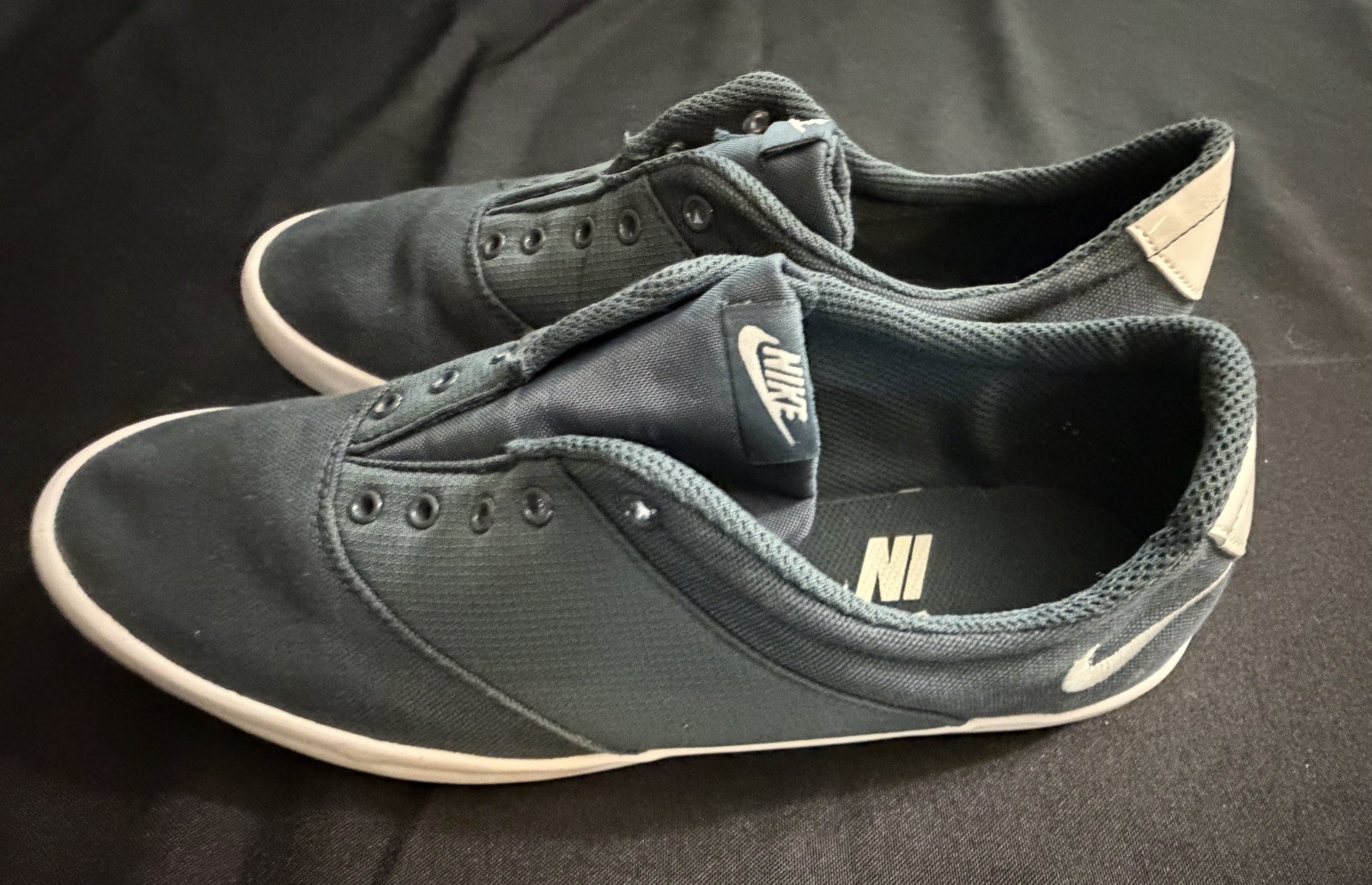 Nike Mini Canvas Sneakers Low Top 724747-001 Women’s Size 9.5 Navy Walking