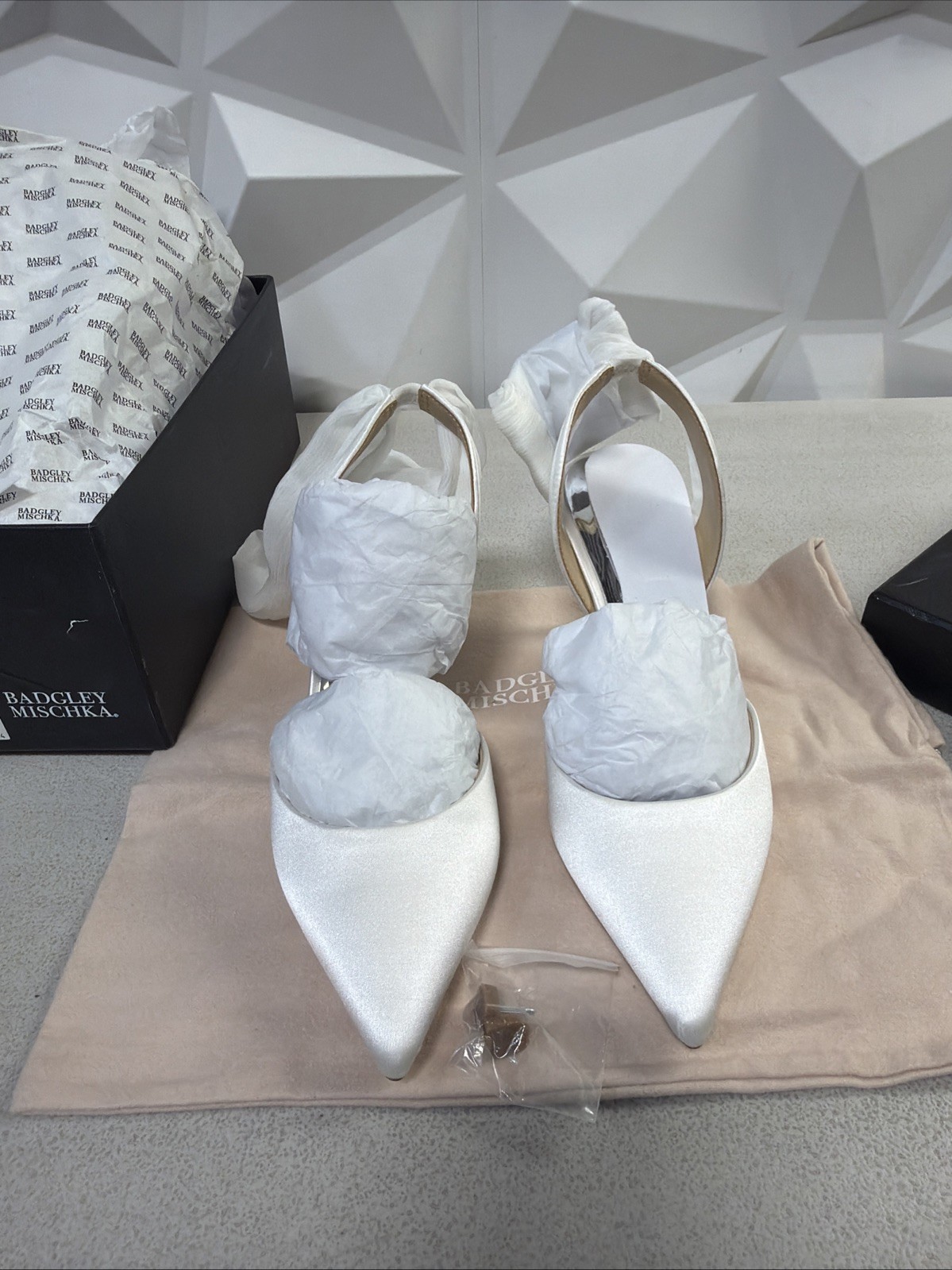 BADGLEY MISCHKA Blaze Satin Wrap Pumps Size 6.5 White READ DESCRIPTION