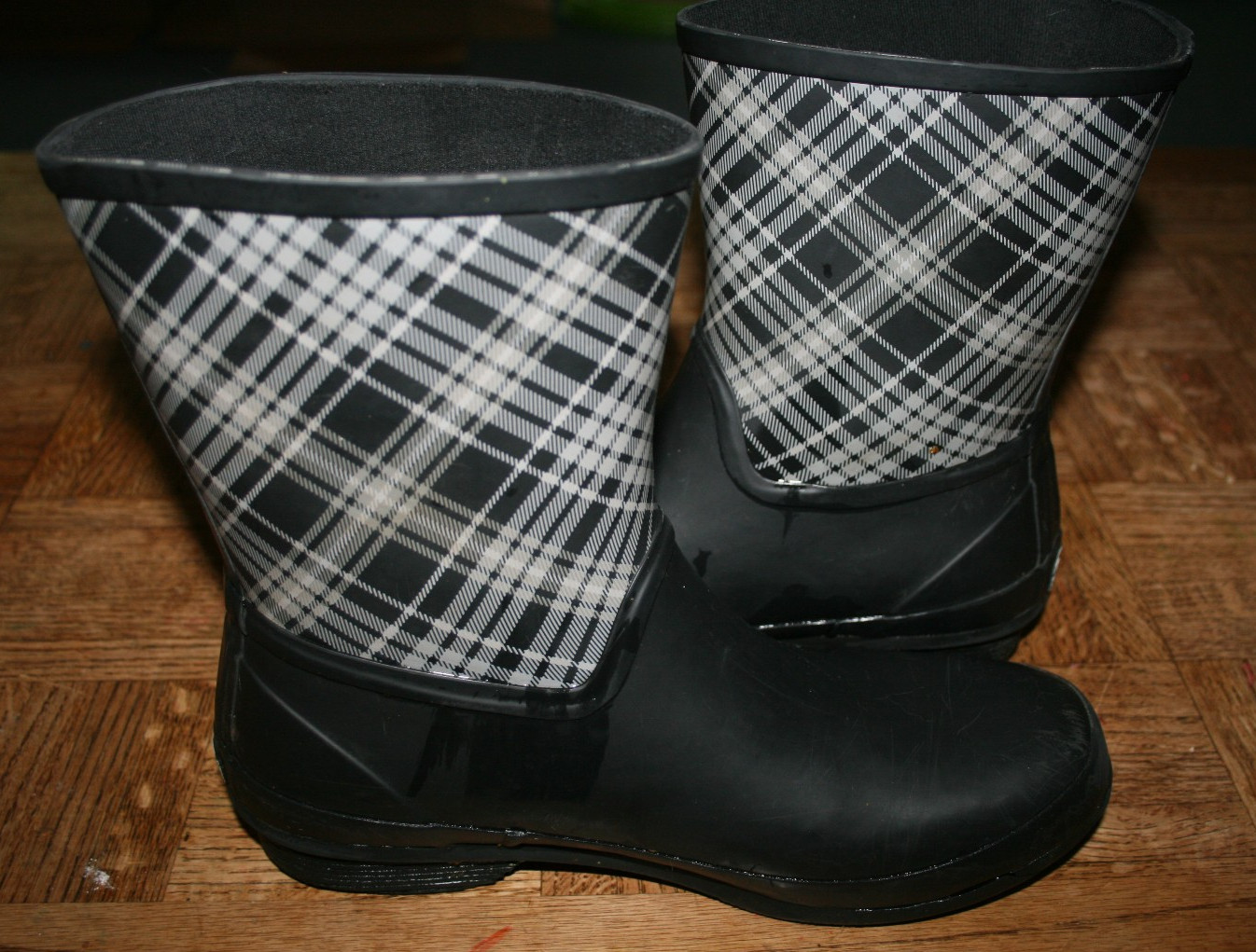 CHOOKA Women’s Waterproof Solid Mid-Height Rain Boot in Plaid & Black, Size 10