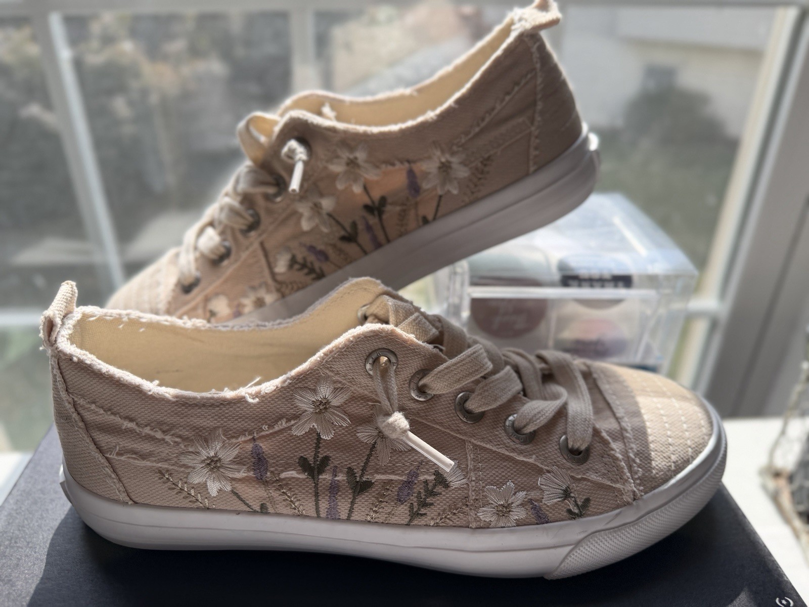Blowfish Malibu Sadie-Sun Sneakers w/Taupe Canvas & Floral Embroidery 8.5