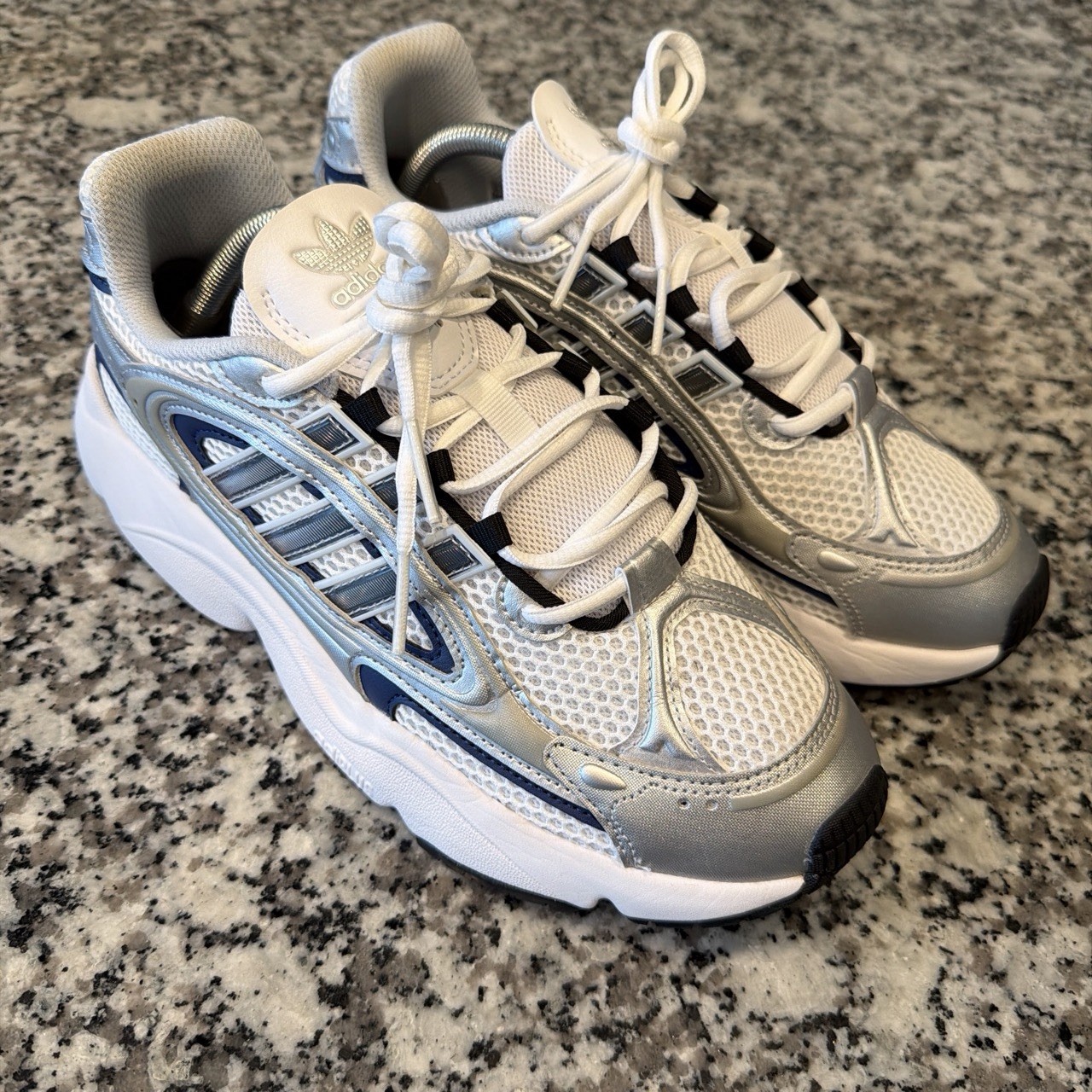 WOMEN’S ADIDAS OZMILLEN – WHITE / SILVER / BLACK – US SIZE 10 / UK 8.5 – USED