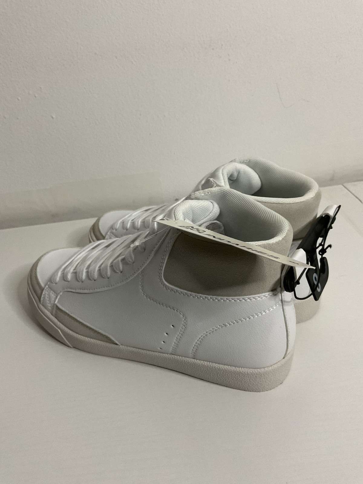 No Boundari High Top Women’s Memory Foam Sneaker in White w/ Suede Size 8