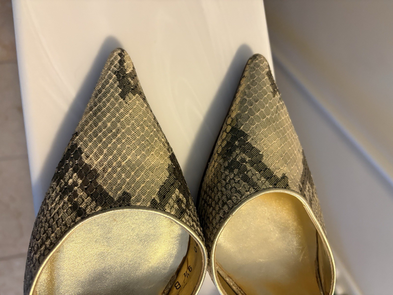 Caligarius Made In Italy Golden Faux Snake Texture Sz 8/9.5 Point Toe 3.25” Heel