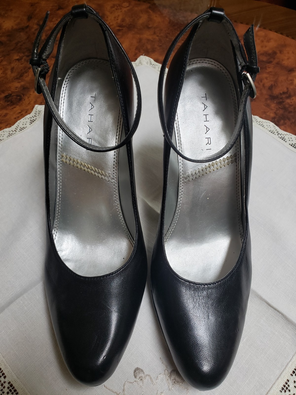 TAHARI Classic Black Leather Ankle-Strap Women’s Pumps. Sz.7
