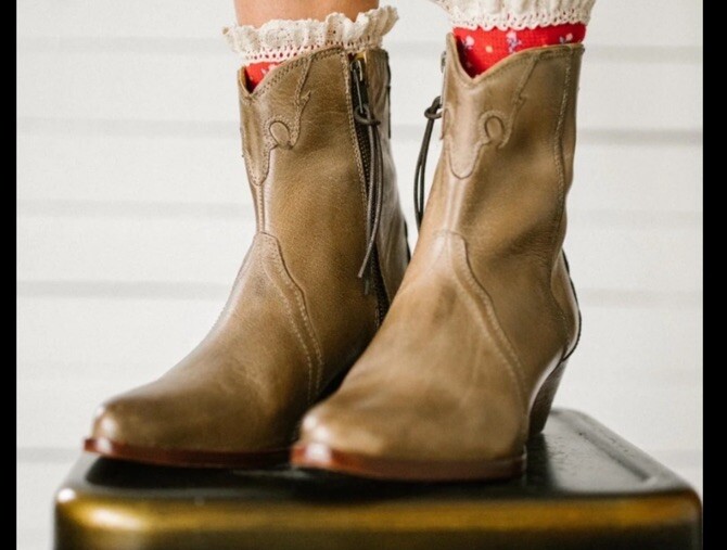 Free People New Frontier Western Boot Distressed Taupe Tan Leather Sz 36 USA 6