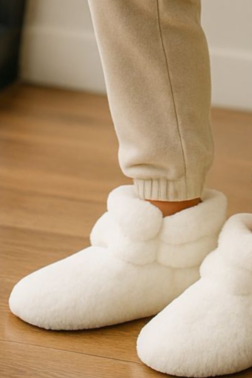 White Auden Slipper Boots M/L 8-10 New w/ Tags