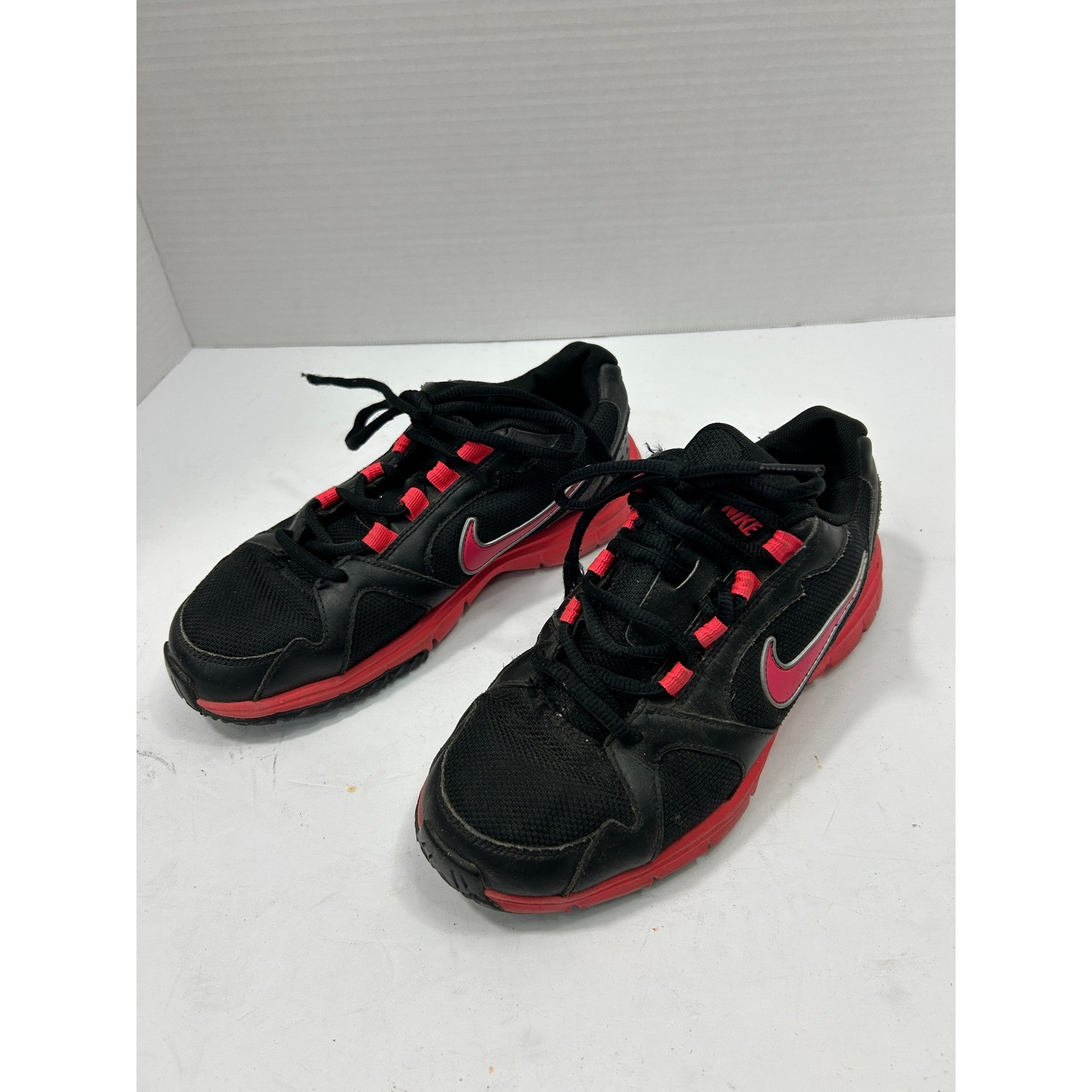 Nike Solid Athletic Sneakers 6 Black Red Low Top Lace Up Running Gym Athleisure