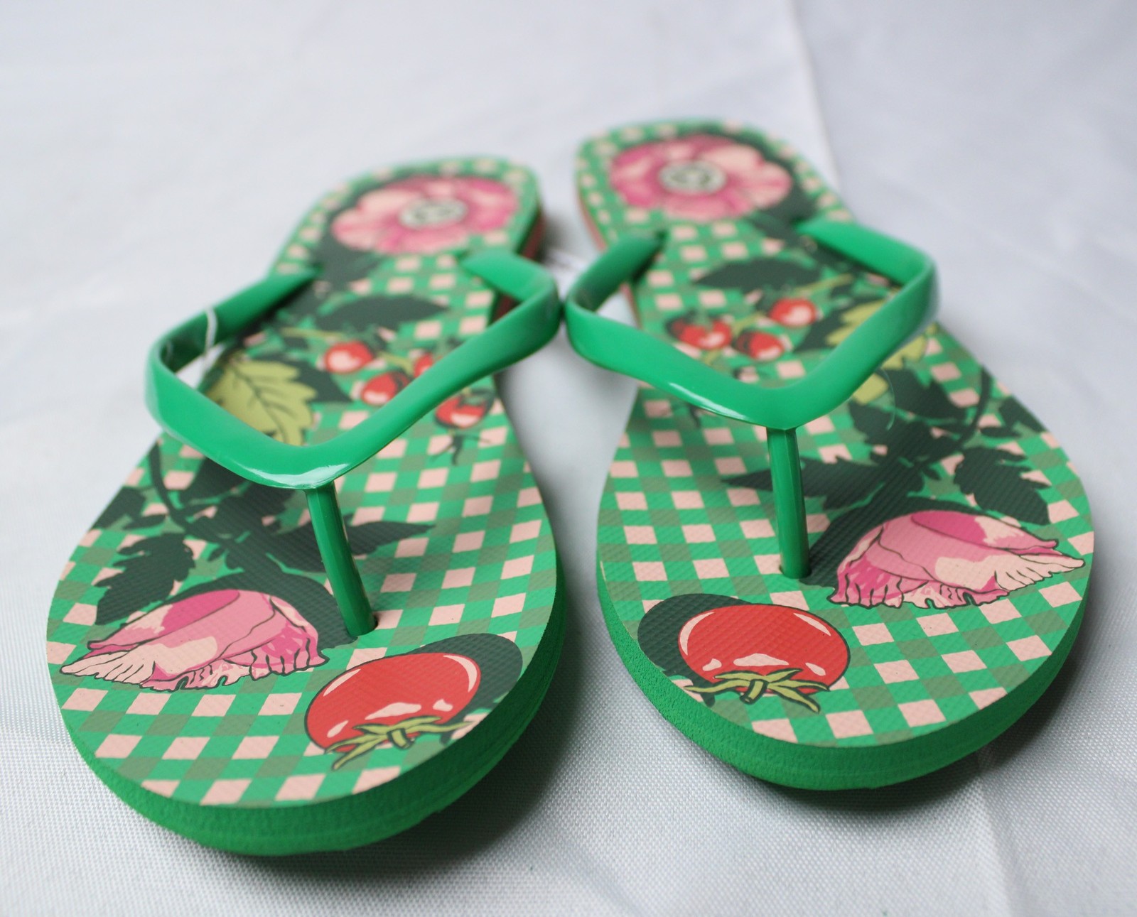 Vera Bradley Women’s Printed Flip Flops AC2 Tomato Vines Size: Medium (7/8)