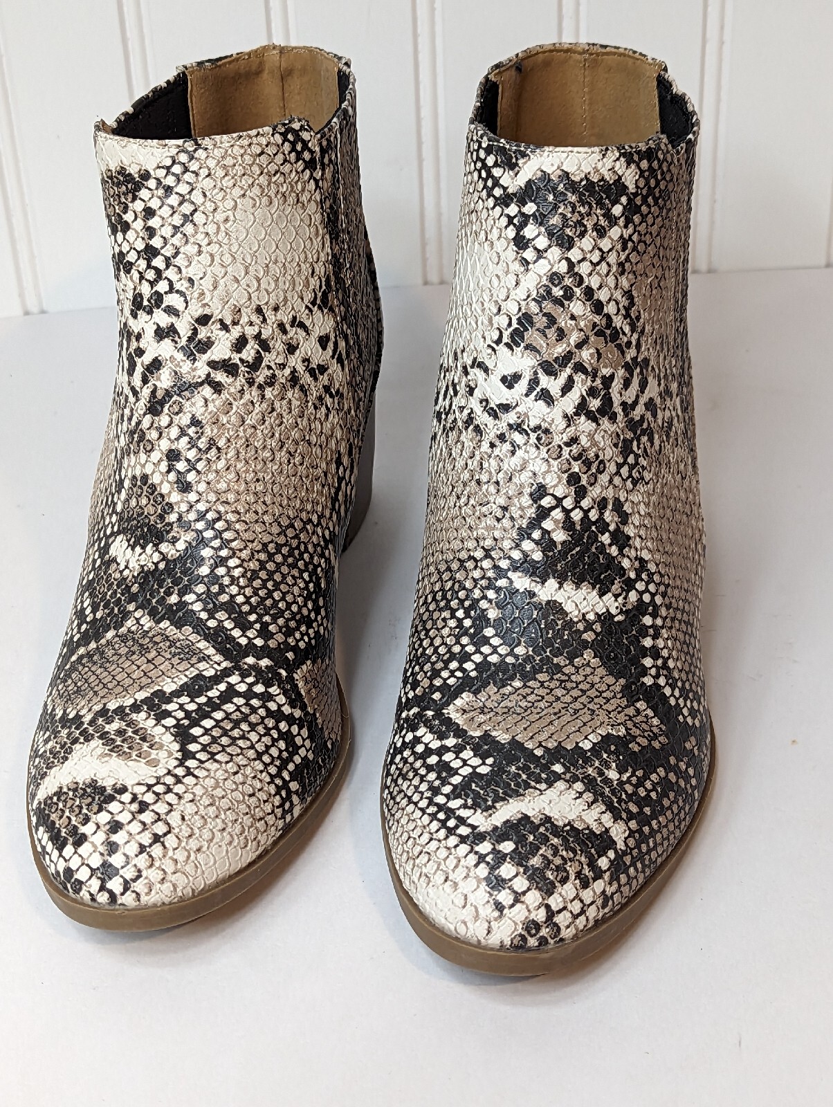 Snake Print Womens Booties Casual High Heel 3″ & Up – Size 6.5 Maurices New