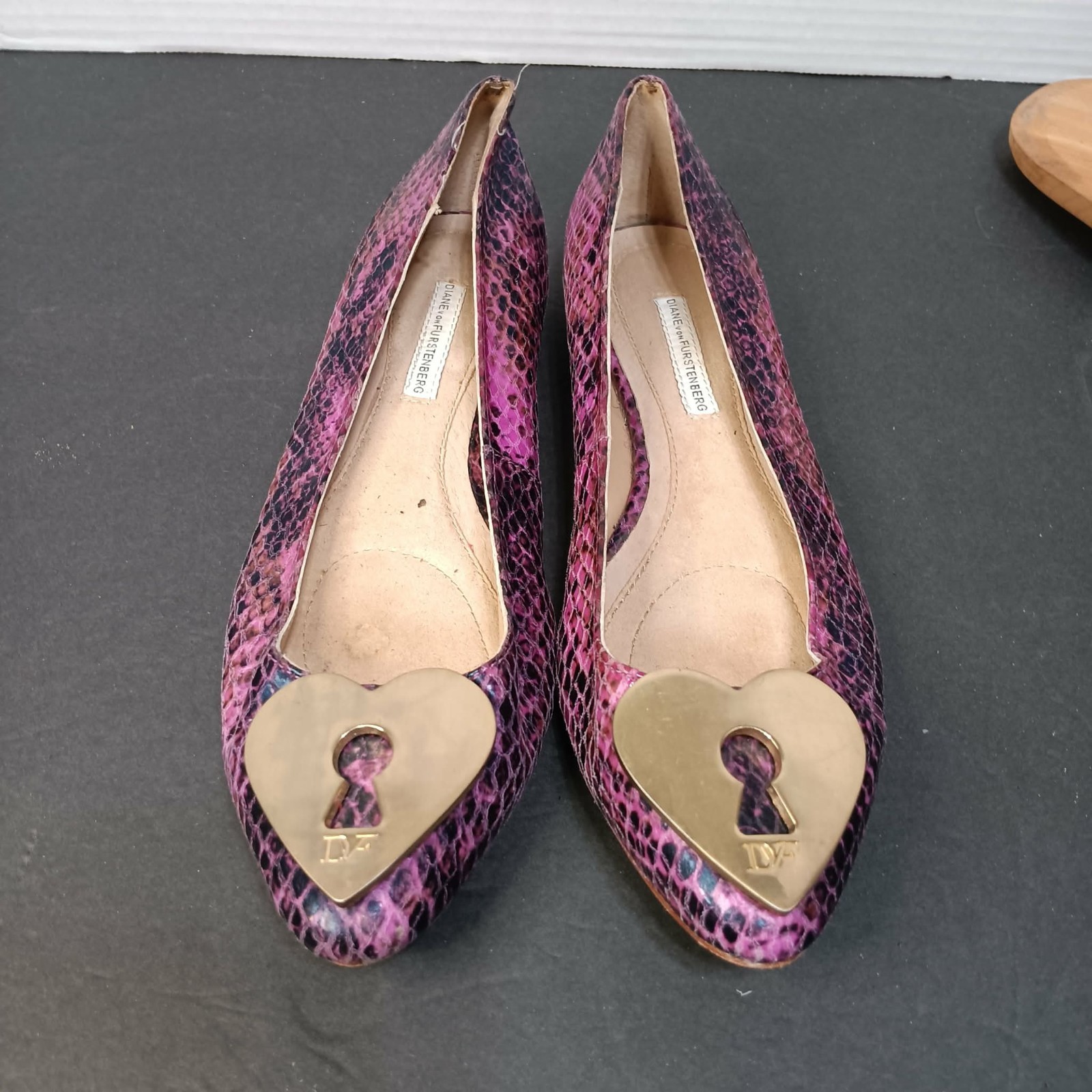 Diane Von Furstenberg Pink Leather Snake Skin,Gold Metal Heart Flat SZ US7.5 UK5