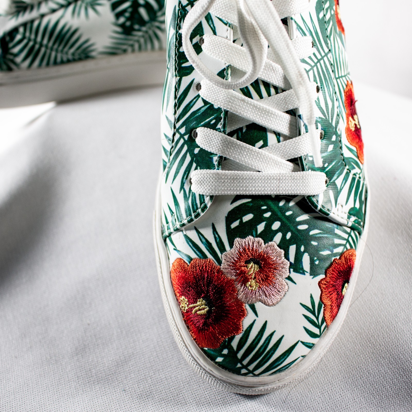 KENNETH COLE Kam Palm New Floral Lace Up Women Sneaker Size 8.5M