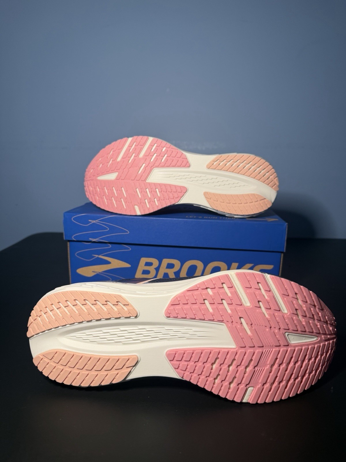 Brooks Launch 11 Peacoat/Blue/Peach Woman’s 9.5. Model 120439 1B 483
