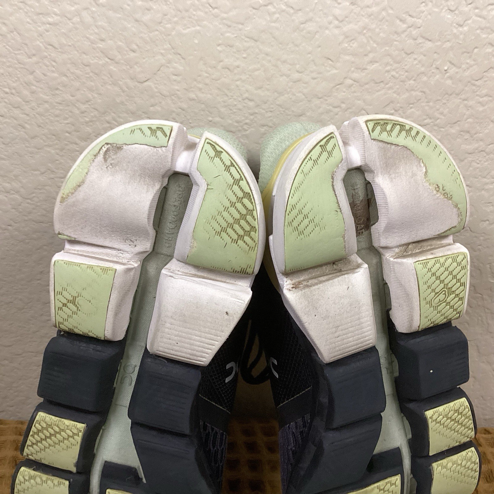 On Cloud Cloudflyer 4 Womens Sz 8 Black White Gray Athletic Running Shoes Mint