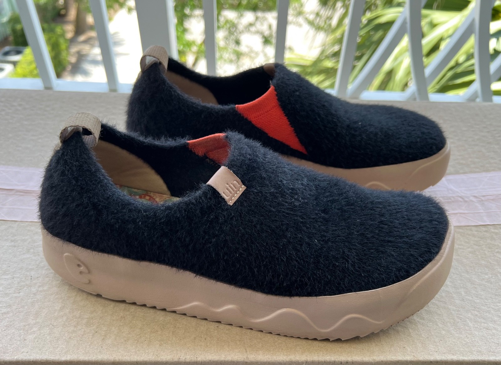 UIN Women’s Size 9.5 Art Pure Black Plush Slip-On Casual Travel Shoes Excellent