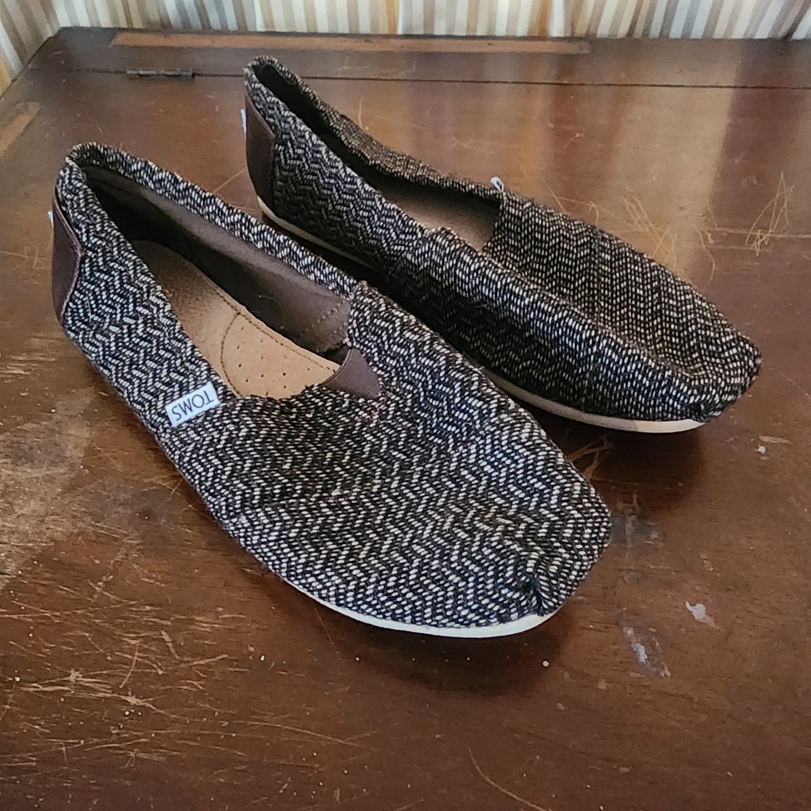 US 9 UK 7 EU 40 TOMS Classic slip-on black and white chevron