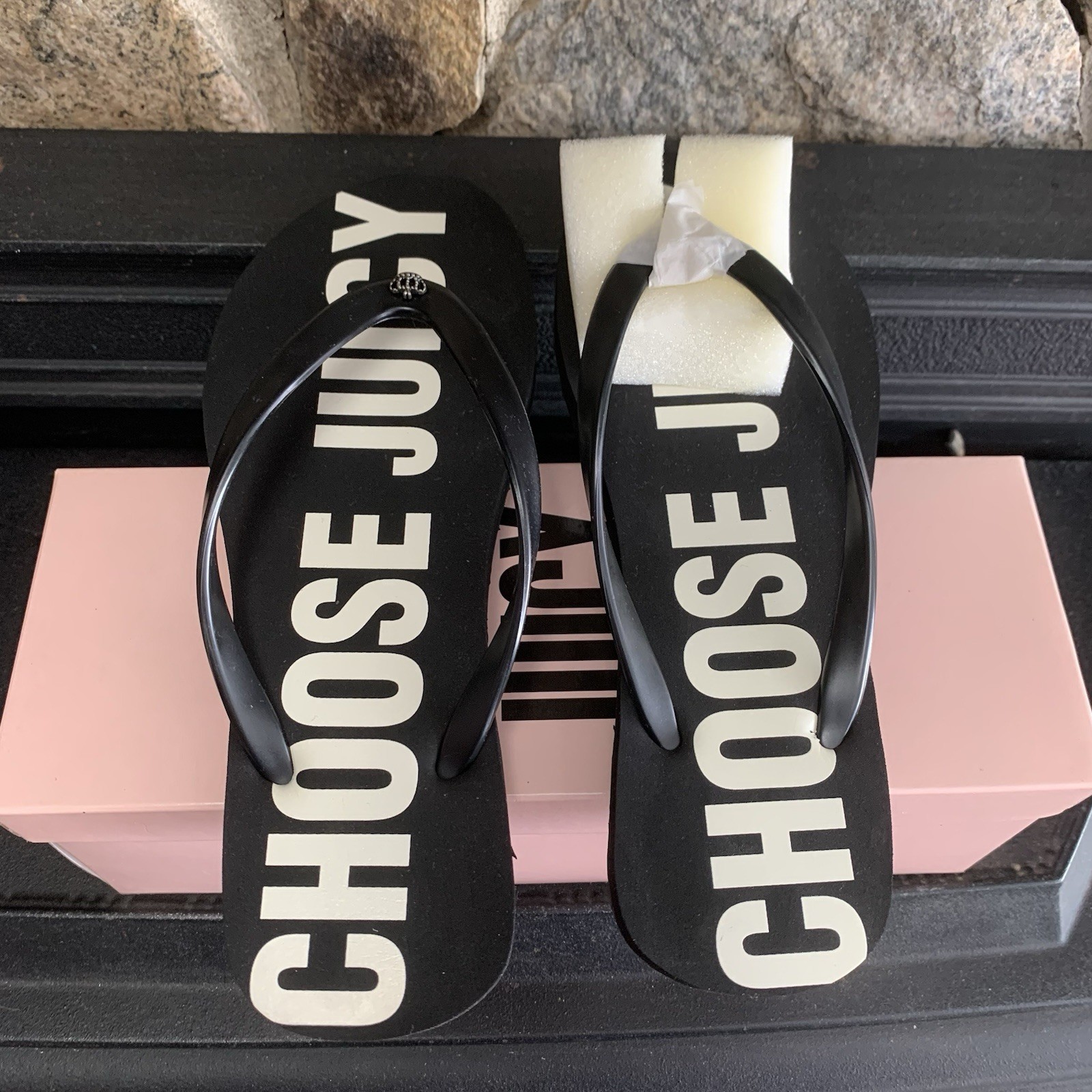 Juicy Couture Pam & Gela Patty Black NBU Angel Graphics Flip Flops Womens 7M NWT