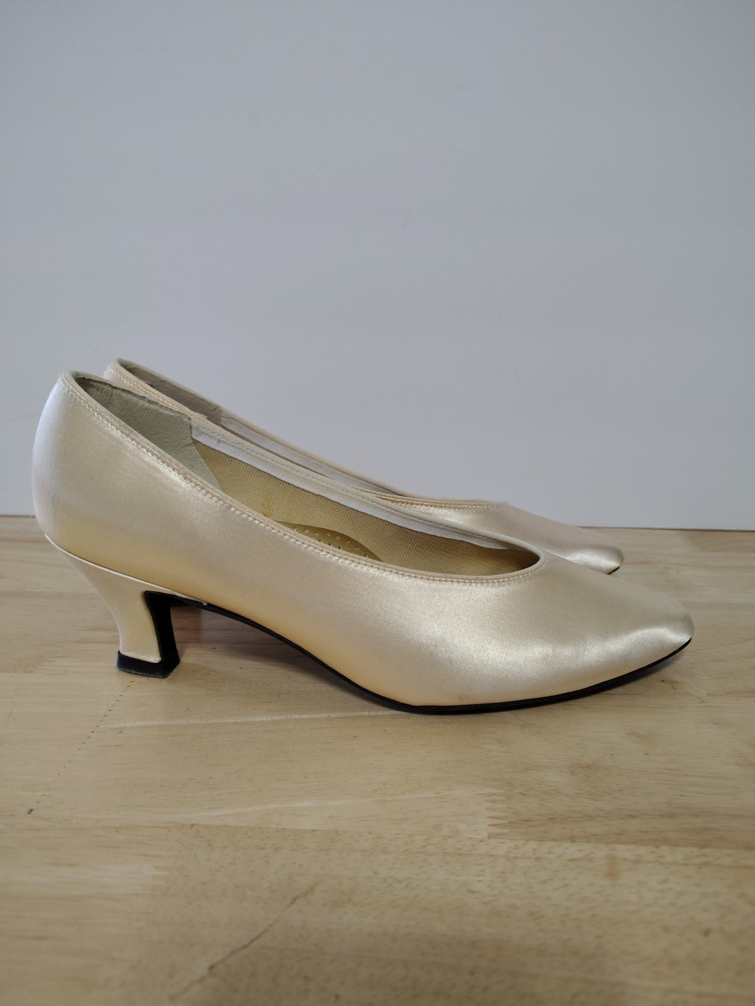 Peacocks Premier Dyeable Fabric Closed Toe Ivory Heels Size 7 B
