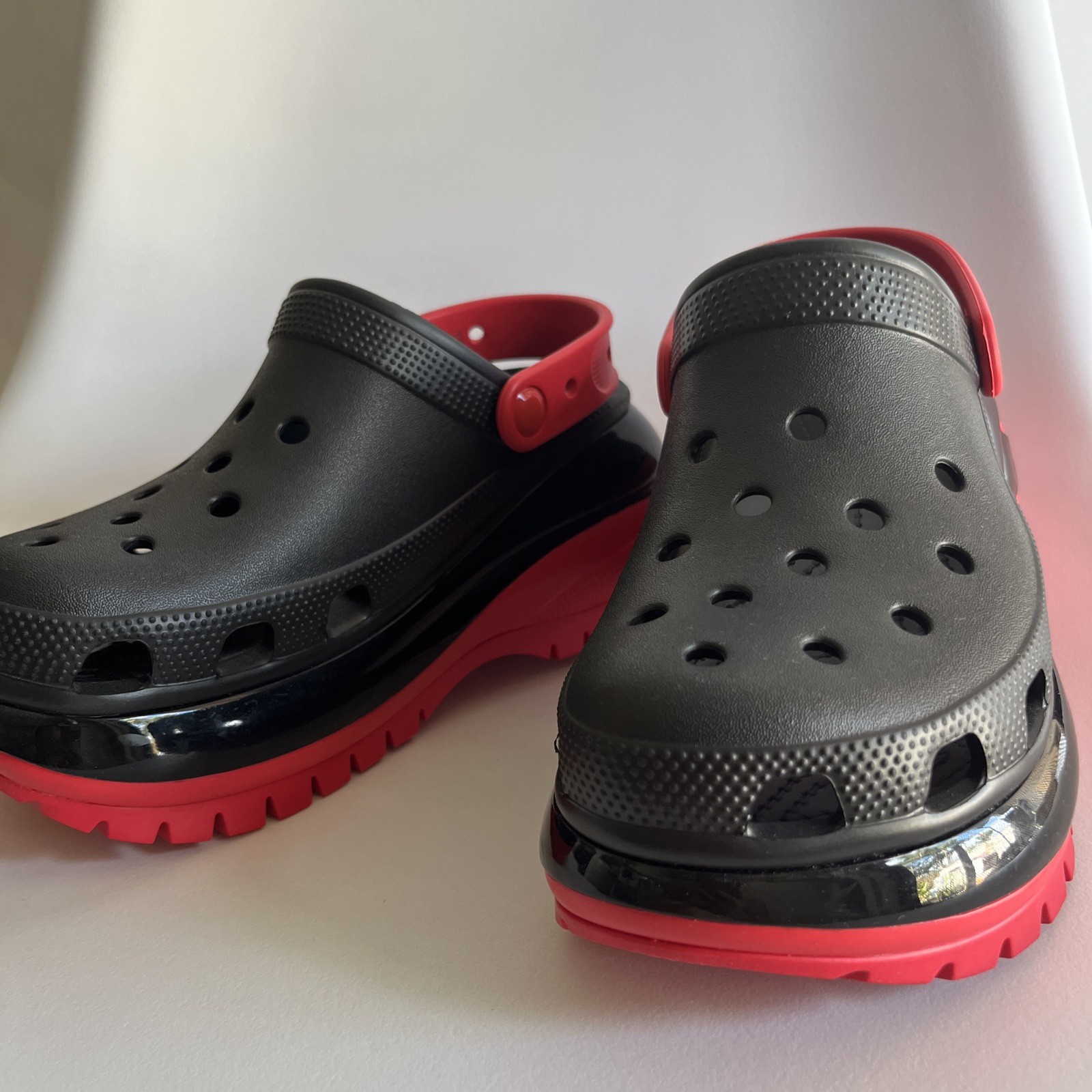 Crocs Mega Crush Clog black red womens Right W7 Left W8 mismatched pair adaptive