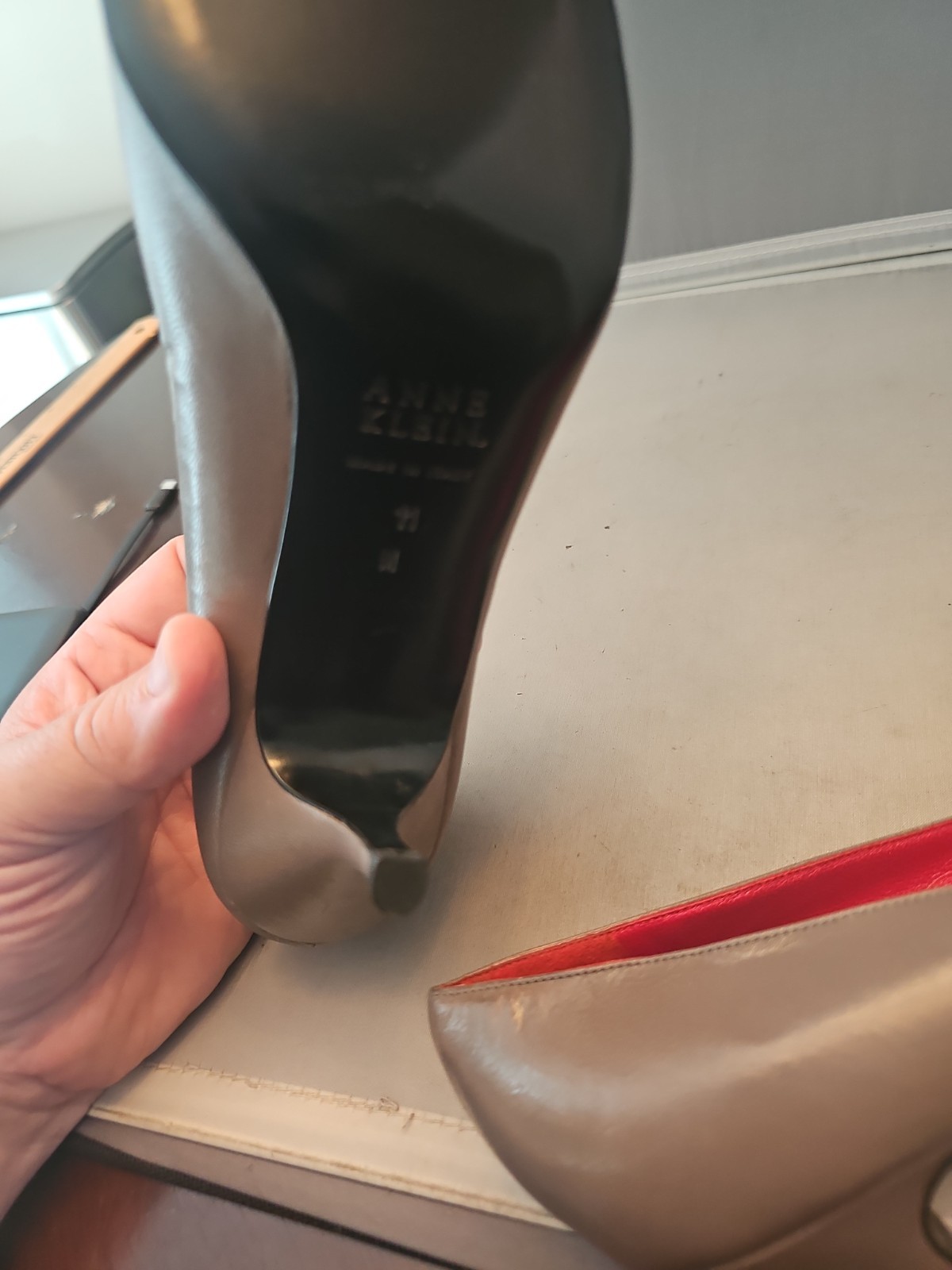 Women’s Anne Klein Gray Pointed Toe 2.5 Inch Heel Pump, Size 11 M Madein Italy