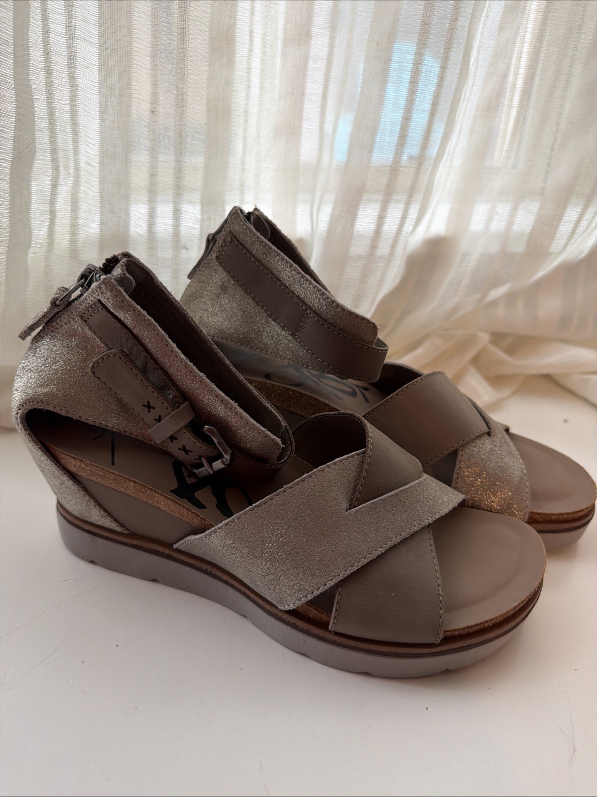 OTBT Freedom Wedge Sandals in Taupe & Gold, sz 8.5